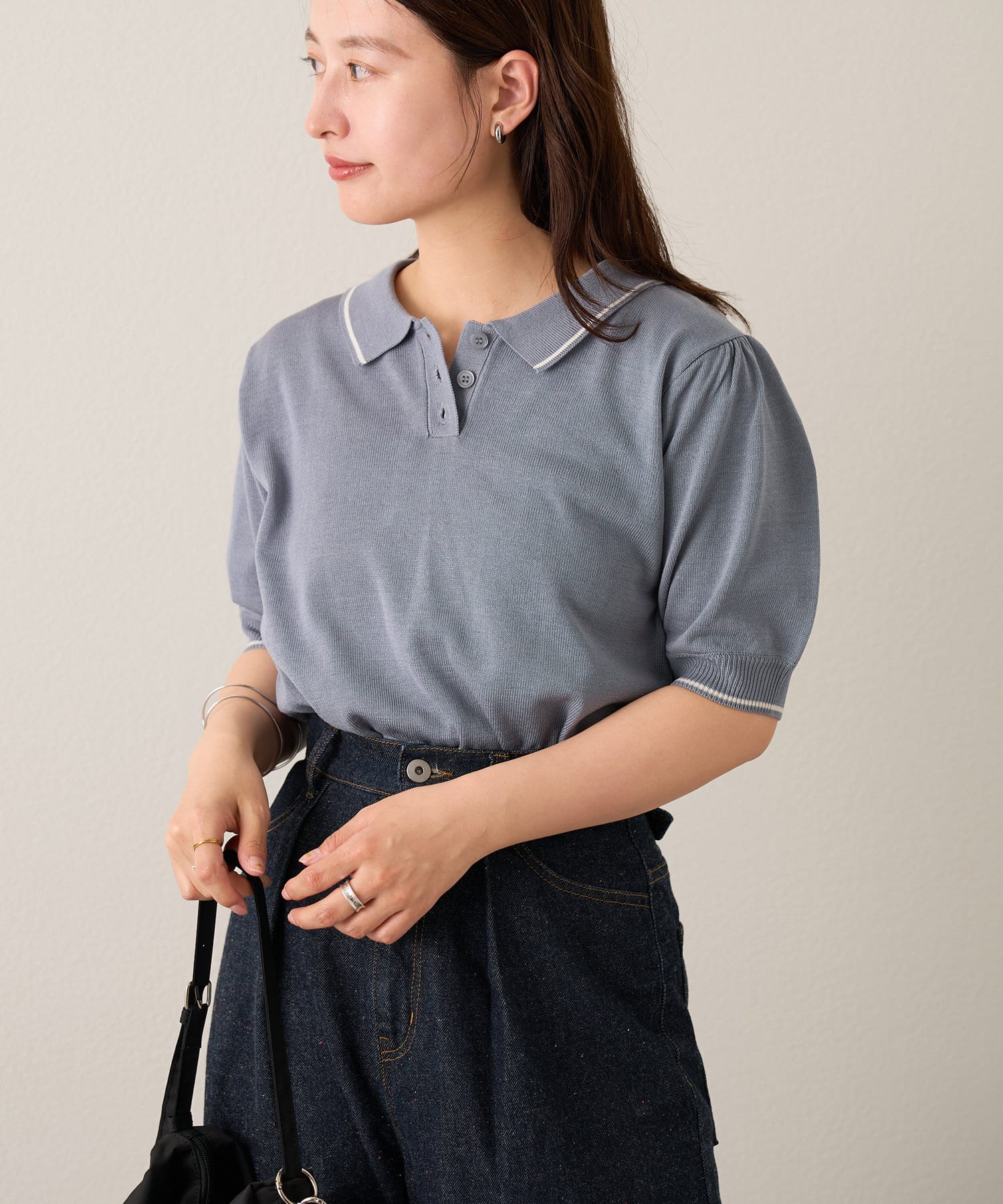 一枚で上品さがでるポロニット■デザインカジュアルなイメージがあるポロニットですが、コンパクトなので、女性らしく着られます。■生地感サマーニットなので、夏でもべたつかずに着用できます。アクリル100％な