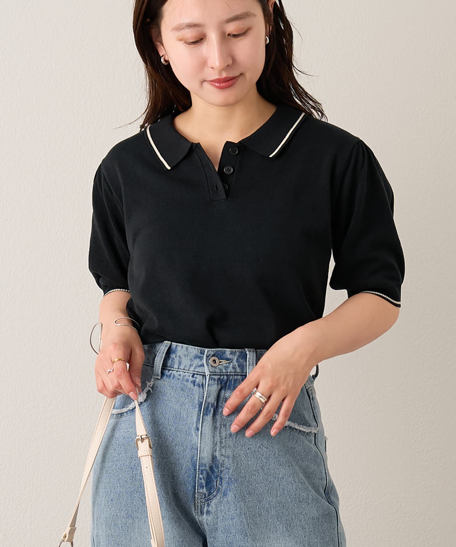 一枚で上品さがでるポロニット■デザインカジュアルなイメージがあるポロニットですが、コンパクトなので、女性らしく着られます。■生地感サマーニットなので、夏でもべたつかずに着用できます。アクリル100％な