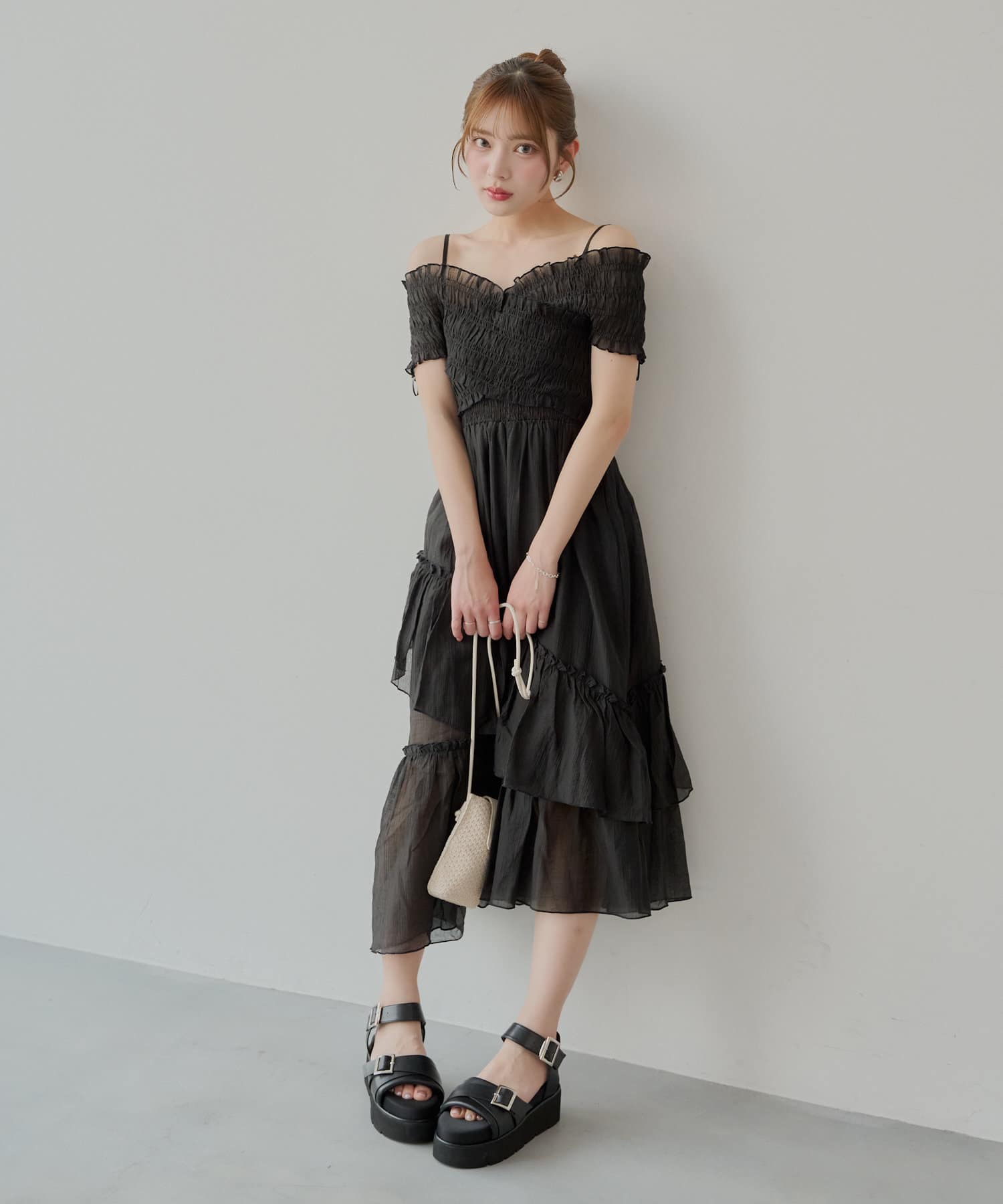 胸元のクロスデザインとティアードスカートが目を惹くロングワンピース登場！※画像はサンプルで撮影しているため、シャーリング部分の長さが少し異なります。▶商品ポイント・胸元のクロスデザインがデコルテライン