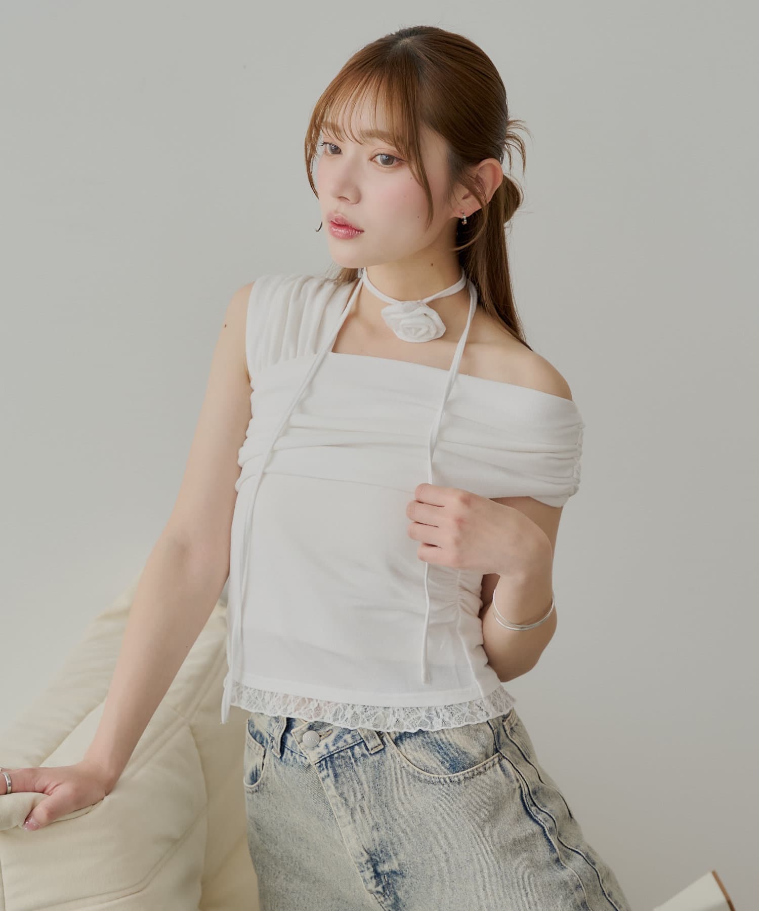 大人の可愛らしさ漂う、ワンランク上のワンショルトップス登場！※新色・ブラック▶商品ポイント・ローズチョーカーは、首元に付けても胸元に付けても可愛いので気分によって付ける位置をお楽しみください！・ワンシ