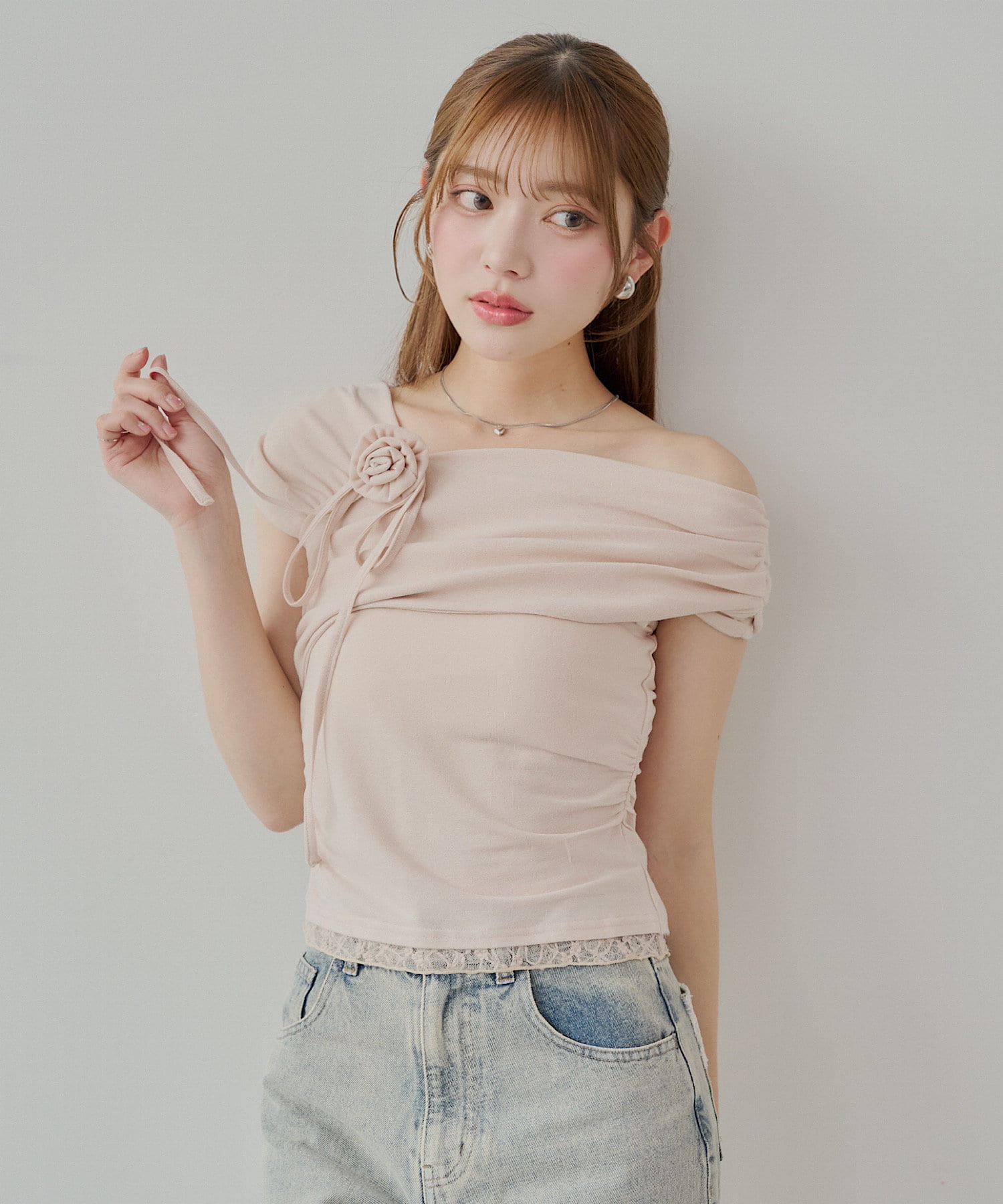 大人の可愛らしさ漂う、ワンランク上のワンショルトップス登場！▶商品ポイント・ローズチョーカーは、首元に付けても胸元に付けても可愛いので気分によって付ける位置をお楽しみください！・ワンショルダーデザイン