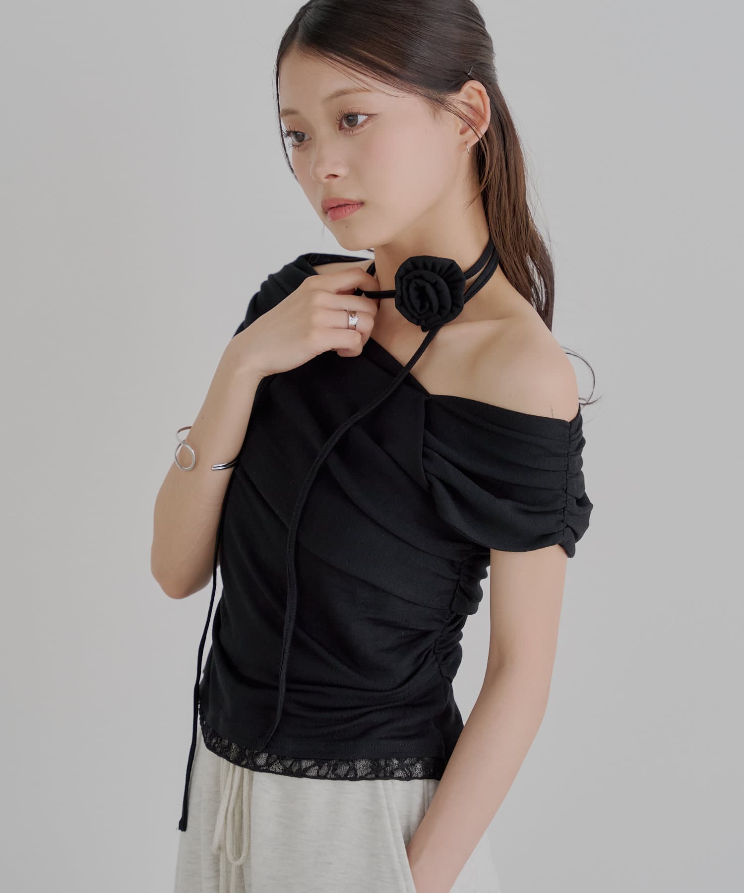 大人の可愛らしさ漂う、ワンランク上のワンショルトップス登場！※新色・ブラック▶商品ポイント・ローズチョーカーは、首元に付けても胸元に付けても可愛いので気分によって付ける位置をお楽しみください！・ワンシ