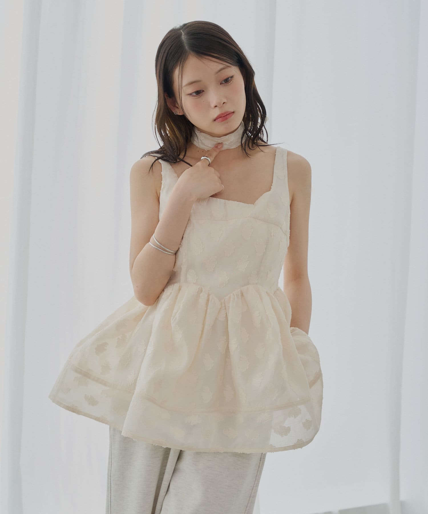 チュールボリュームフリルアシンメトリーキャミチュニック　ライトブルー J1U by LA BELLE ETUDE（ジユウバイラベルエチュード）の