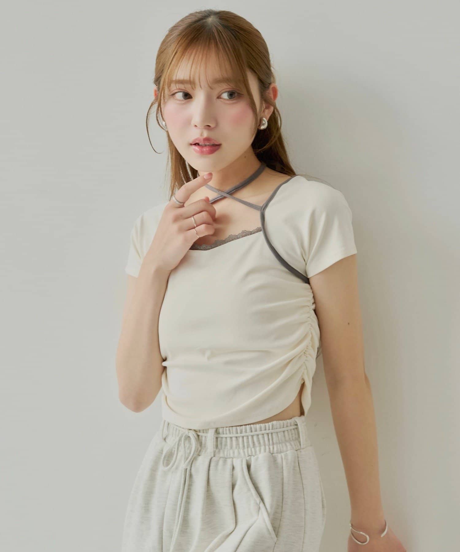 上品で大人の可愛らしさを演出してくれるレイヤードデザインフレンチT▶商品ポイント・リボンは自由に結んでアレンジできるので、その日の気分やコーディネートに合わせて表情を変えることができます。・サイドのシ