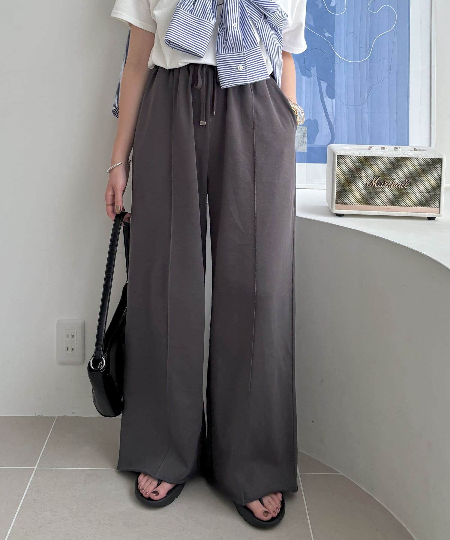 人気の裏毛センタープレスワイドパンツが春夏素材で登場！●デザインカジュアルな裏毛素材ながらも、センタープレス入りのきれいめデザインで、リラックス感と上品さを兼ね備えたワイドパンツ。ゆったりとしたワイド