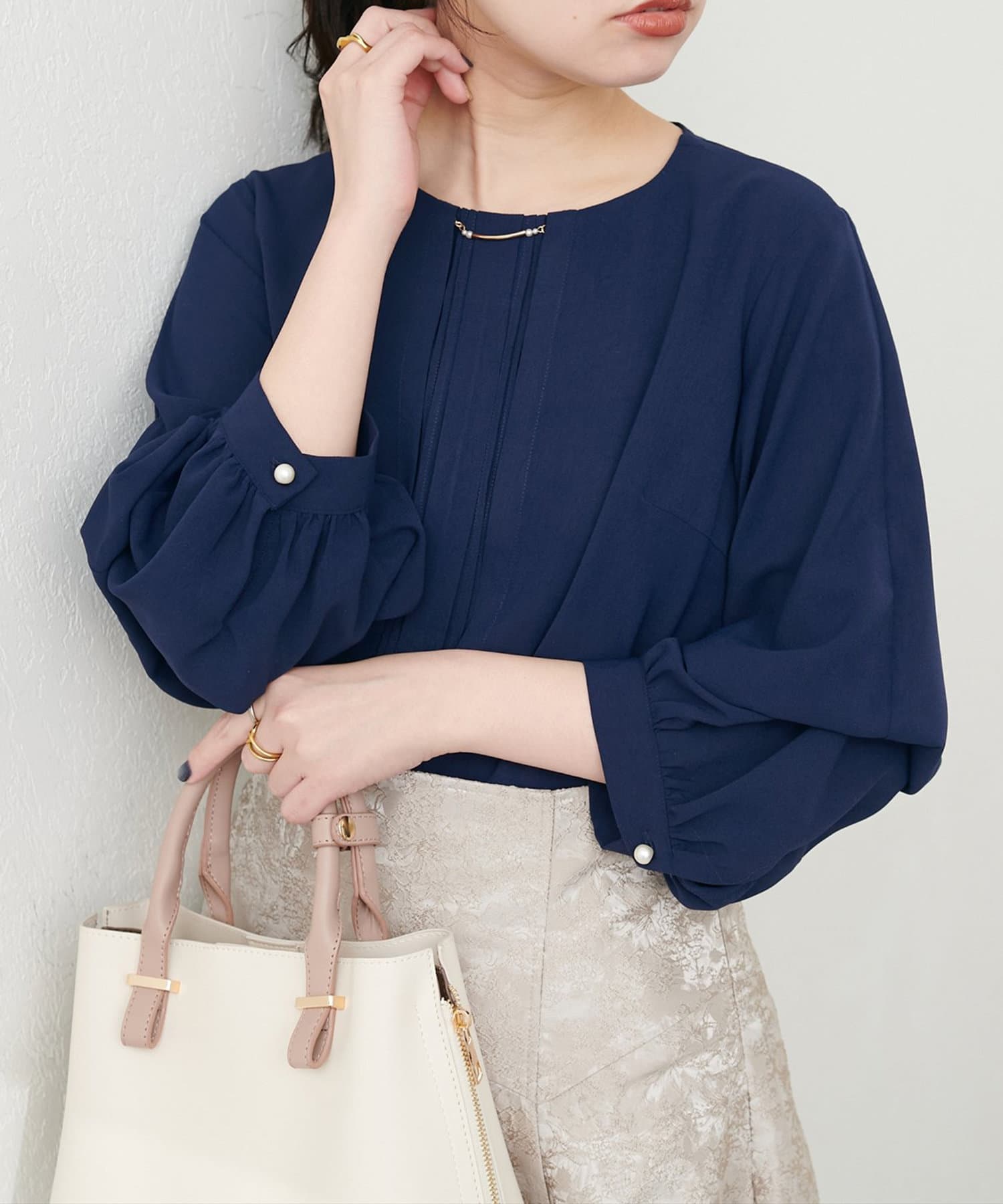 NICE CLAUP / OLIVE des OLIVE OUTLET(ナイスクラップ  / オリーブ デ オリーブ アウトレット) 【natural couture】ゴールドバー付き袖くしゅ２WAYブラウ