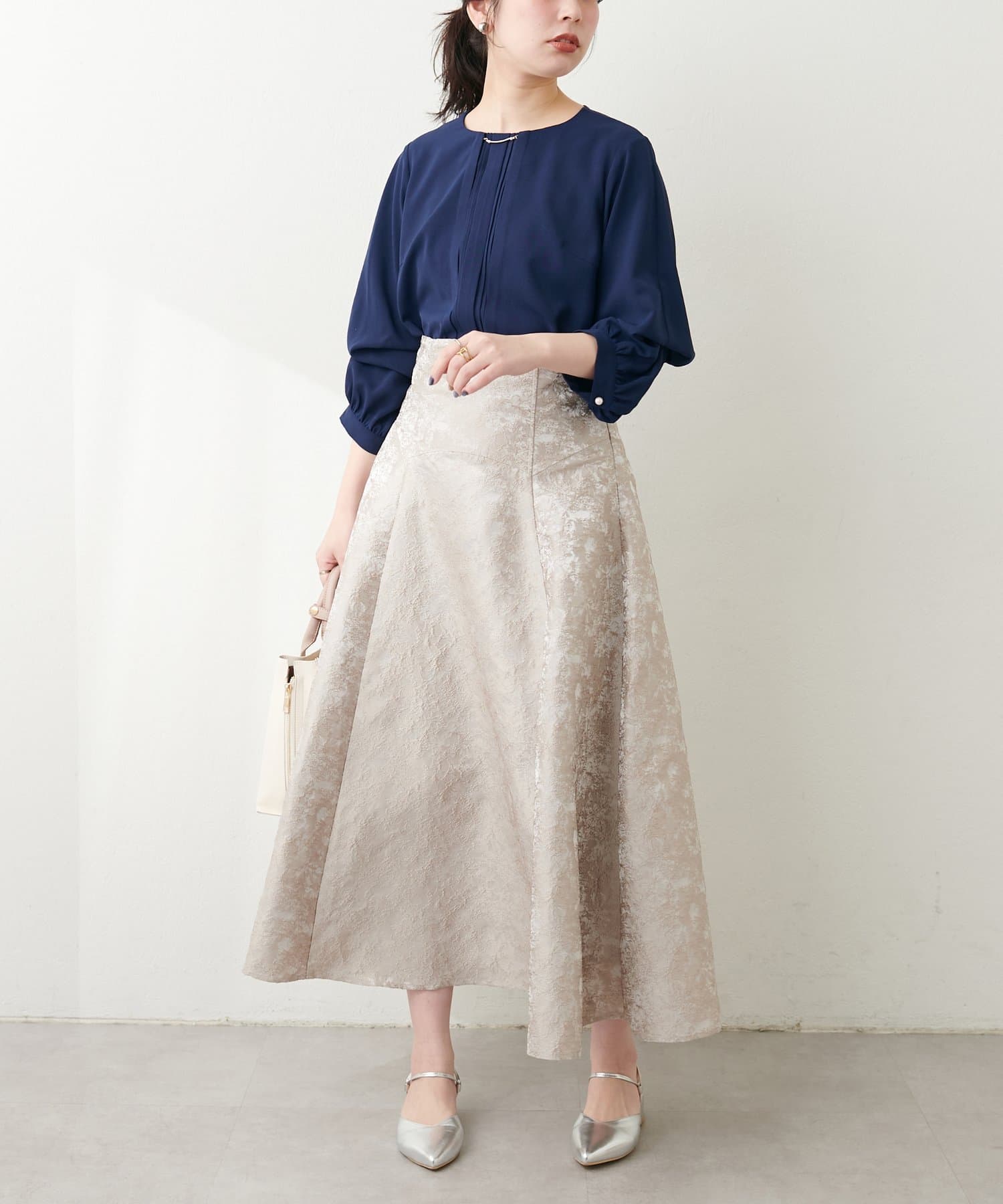 NICE CLAUP / OLIVE des OLIVE OUTLET(ナイスクラップ  / オリーブ デ オリーブ アウトレット) 【natural couture】ゴールドバー付き袖くしゅ２WAYブラウ