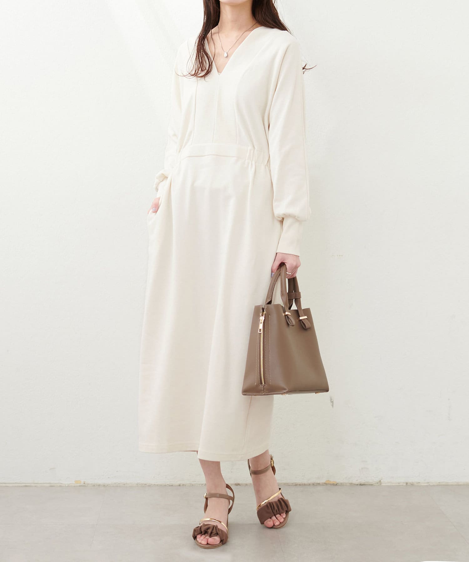 【2025SS natural couture】気分で変えれる2WAYワンピース■Design深Vネックと、スクエアネックの前後2WAYでお召いただけるワンピース。ウエストにゴムが入っていて、さっと着