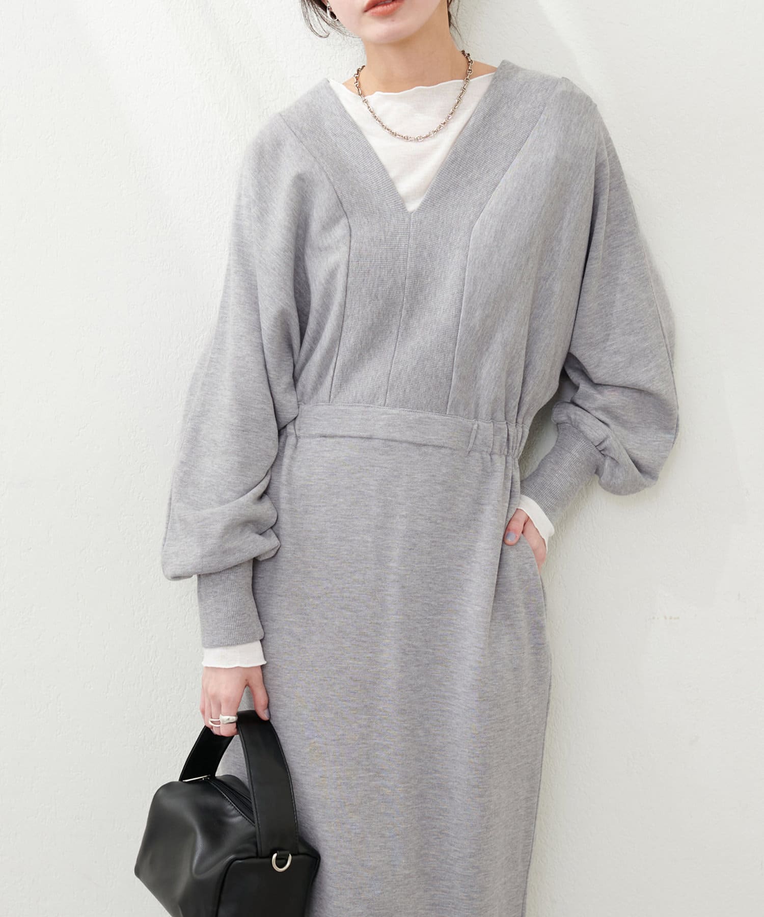 【2025SS natural couture】気分で変えれる2WAYワンピース■Design深Vネックと、スクエアネックの前後2WAYでお召いただけるワンピース。ウエストにゴムが入っていて、さっと着