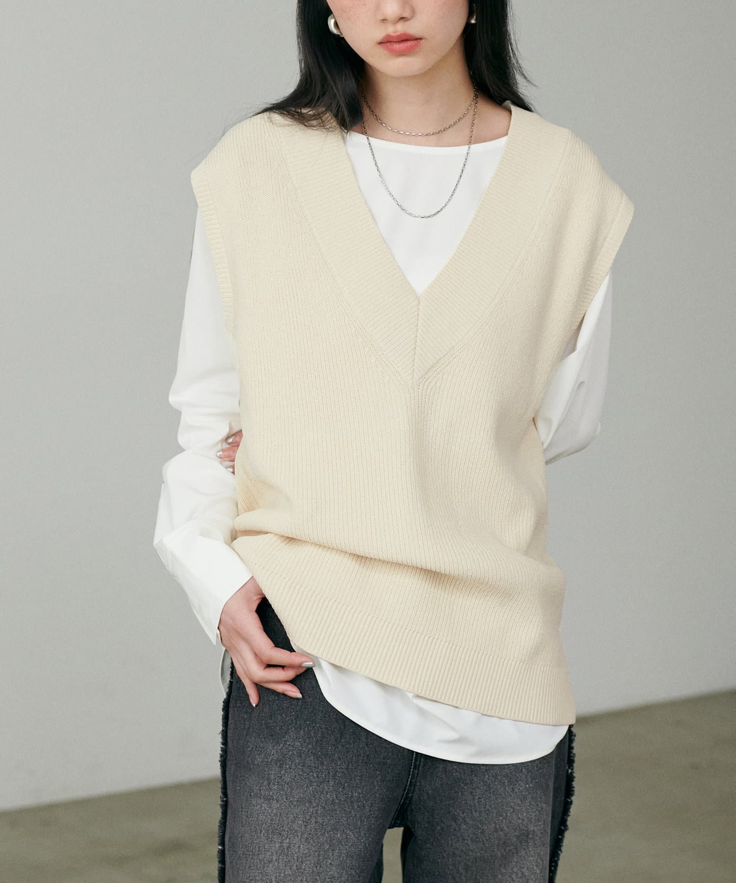 【2025SS LARUTA】V開き片畦ニットベスト■Design　片畦の表情のある織りが特徴のニットベスト。伸縮性が高く、柔らかな素材感がリラクシーな着心地。Vネックの襟ぐりで１枚でもレイヤードをし