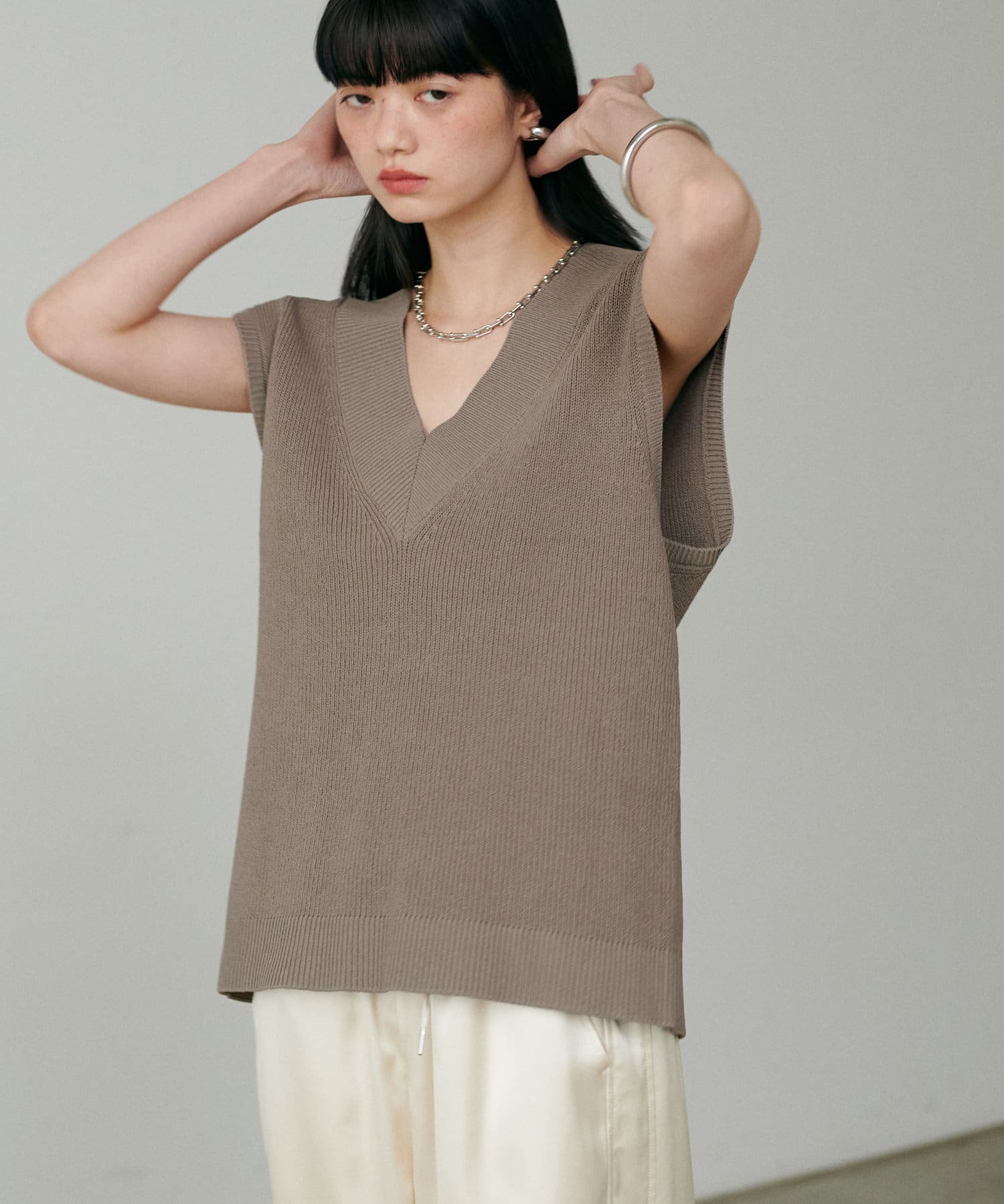 【2025SS LARUTA】V開き片畦ニットベスト■Design　片畦の表情のある織りが特徴のニットベスト。伸縮性が高く、柔らかな素材感がリラクシーな着心地。Vネックの襟ぐりで１枚でもレイヤードをし