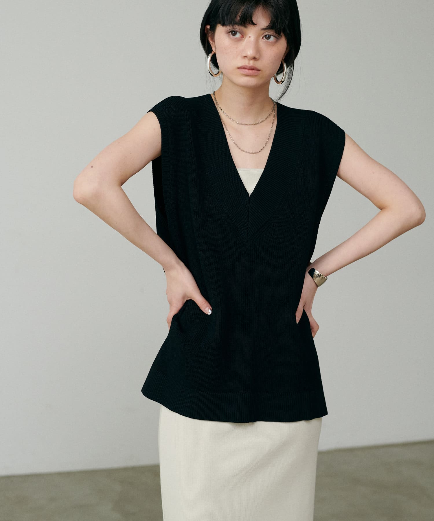 【2025SS LARUTA】V開き片畦ニットベスト■Design　片畦の表情のある織りが特徴のニットベスト。伸縮性が高く、柔らかな素材感がリラクシーな着心地。Vネックの襟ぐりで１枚でもレイヤードをし
