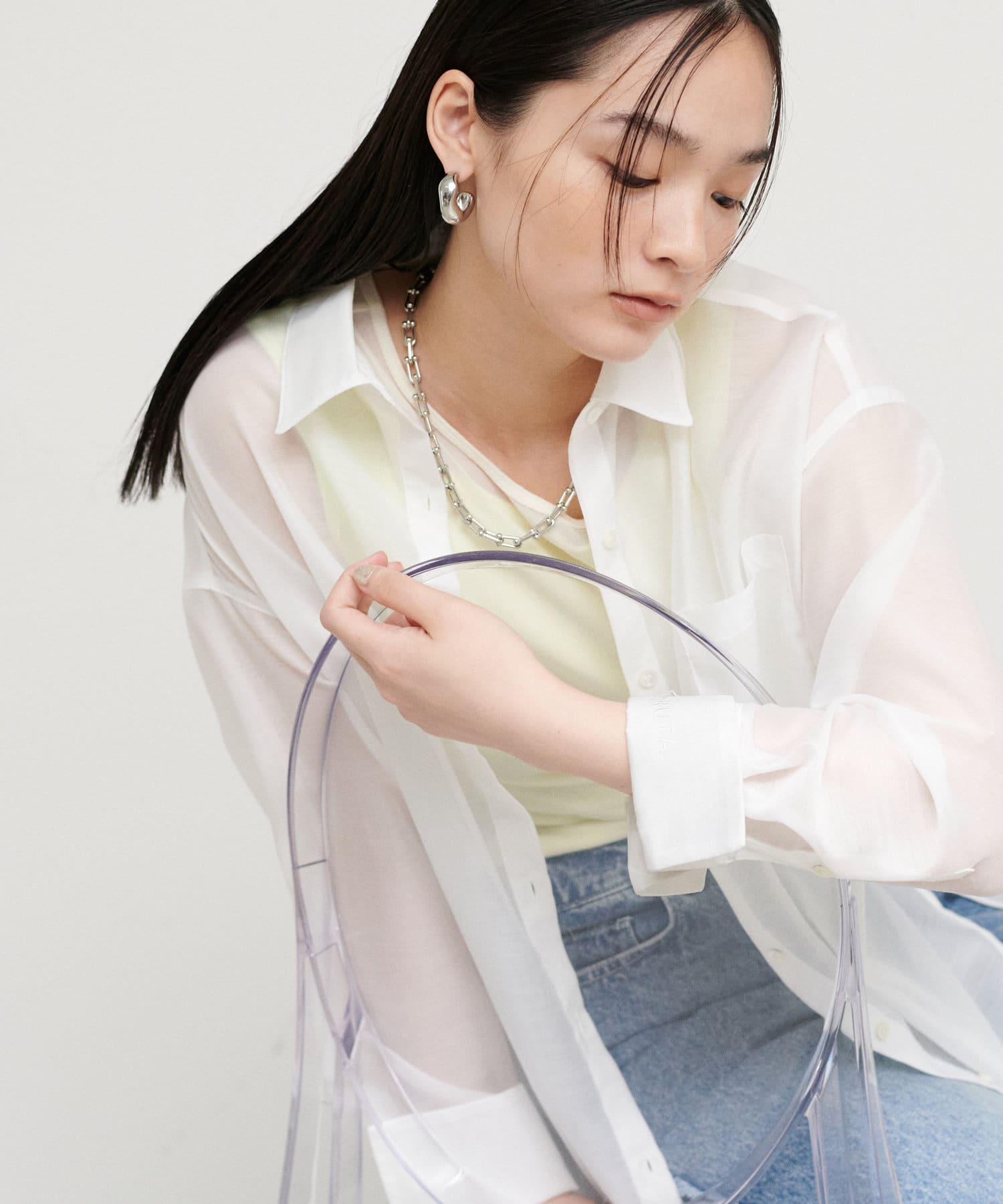 【2025SS LARUTA】［WEB限定］シアーロゴ刺繍レギュラーシャツ■Design　繊細な透け感が大人の洗練された雰囲気をもつシアーシャツ。ベーシックなシルエットながらも程よいゆとりのあるサイジ
