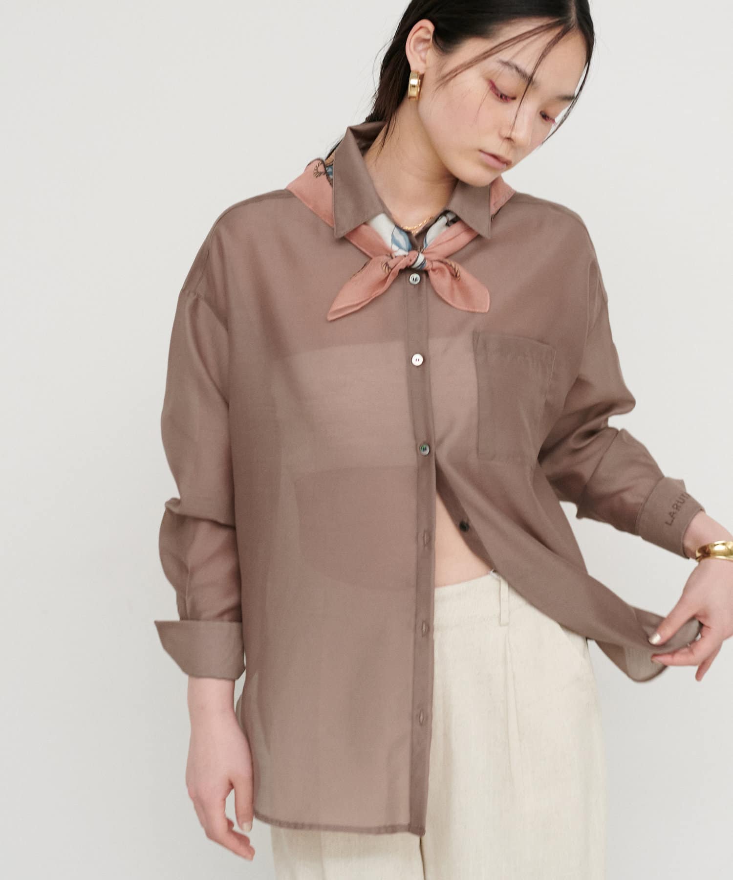 【2025SS LARUTA】［WEB限定］シアーロゴ刺繍レギュラーシャツ■Design　繊細な透け感が大人の洗練された雰囲気をもつシアーシャツ。ベーシックなシルエットながらも程よいゆとりのあるサイジ