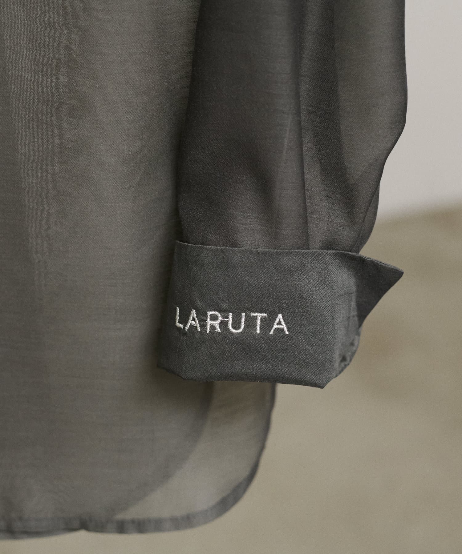 LARUTA(ラルータ) ［WEB限定］シアーロゴ刺繍レギュラーシャツ