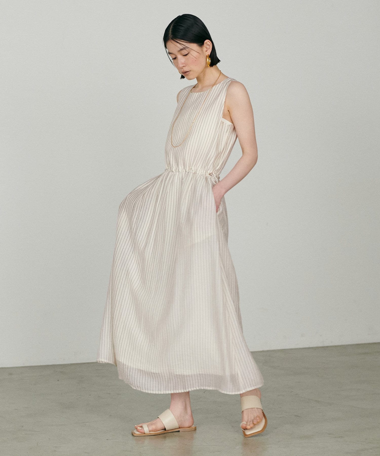【2025SS LARUTA】ノースリ切替ギャザーワンピース■Design夏の爽やかな雰囲気を彷彿とさせる上品ワンピが登場。　すとんと落ちるシルエットが、気になる体型をカバーしつつ、スタイルアップ効果