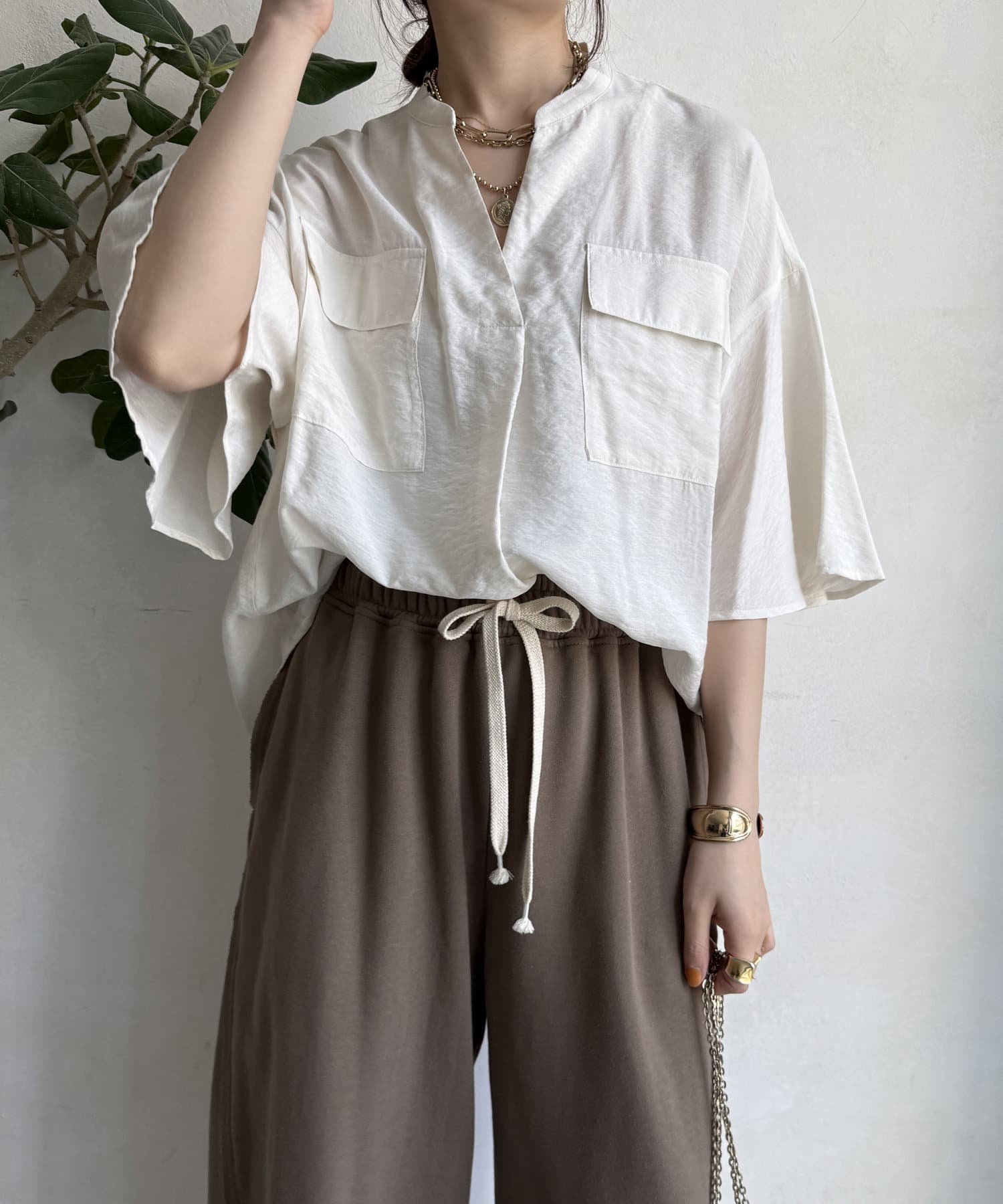 ■2025 SPRING & SUMMER ITEM■WEB限定！カジュアルだけど、どこか上品なダブルポケットスキッパーシャツリラックス感のあるシルエットと、胸元のダブルポケットがデザインポイ