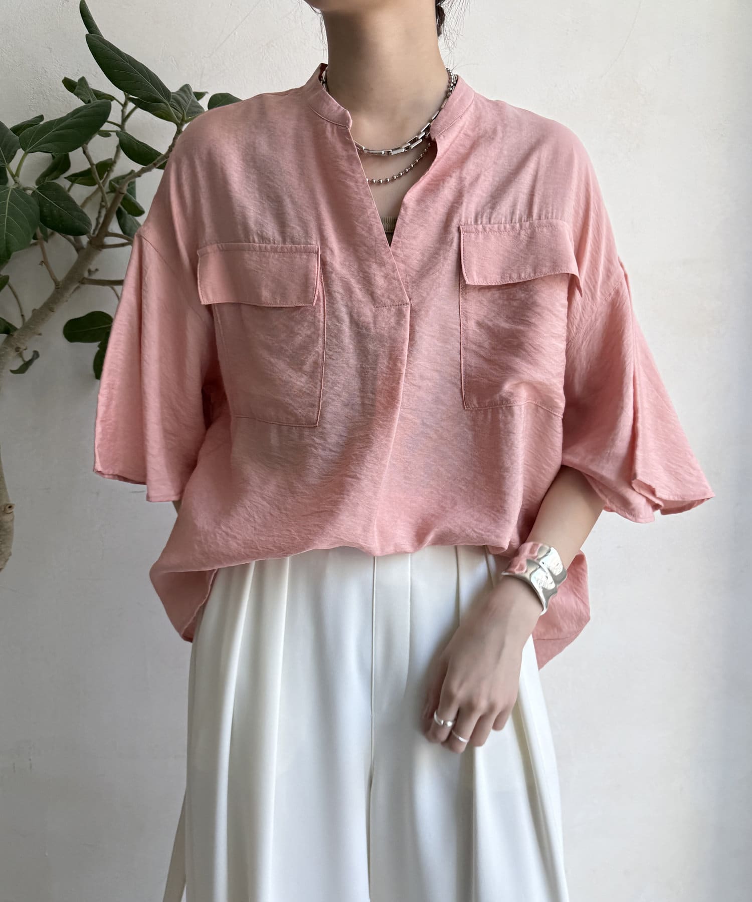 ■2025 SPRING & SUMMER ITEM■WEB限定！カジュアルだけど、どこか上品なダブルポケットスキッパーシャツリラックス感のあるシルエットと、胸元のダブルポケットがデザインポイ