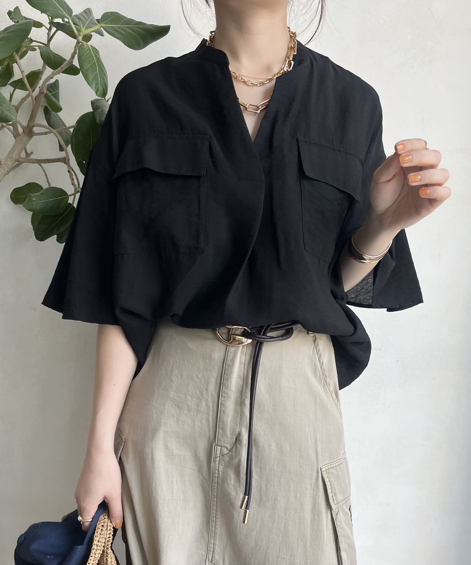 ■2025 SPRING & SUMMER ITEM■WEB限定！カジュアルだけど、どこか上品なダブルポケットスキッパーシャツリラックス感のあるシルエットと、胸元のダブルポケットがデザインポイ