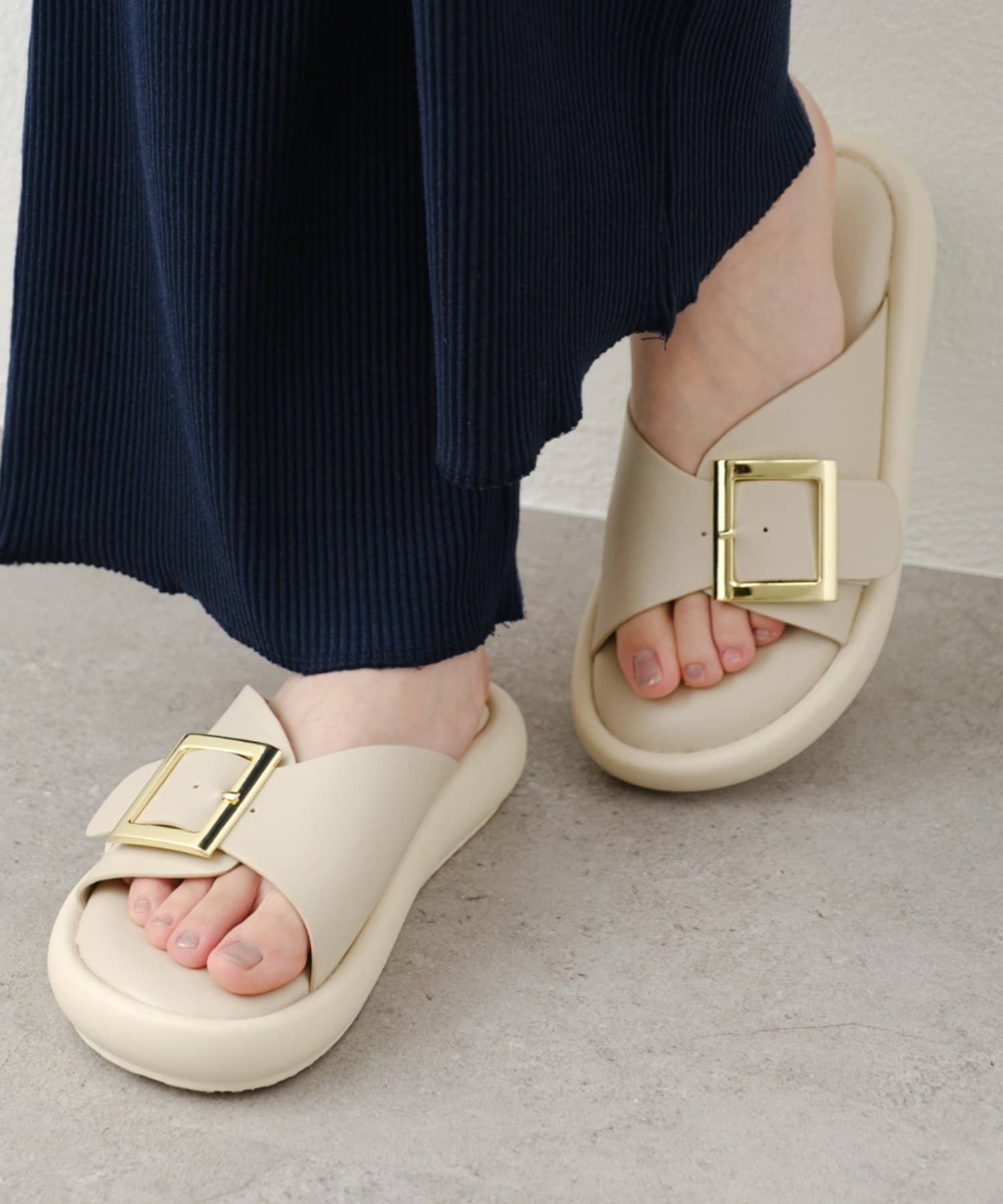大きめのベルトデザインがかわいい脚長効果抜群☆厚底サンダルコーデのアクセントにぴったりの厚底サンダルが登場。大きめのバックルベルトデザインが、トレンド感をプラス♩やや厚底になっているので、さりげなくス
