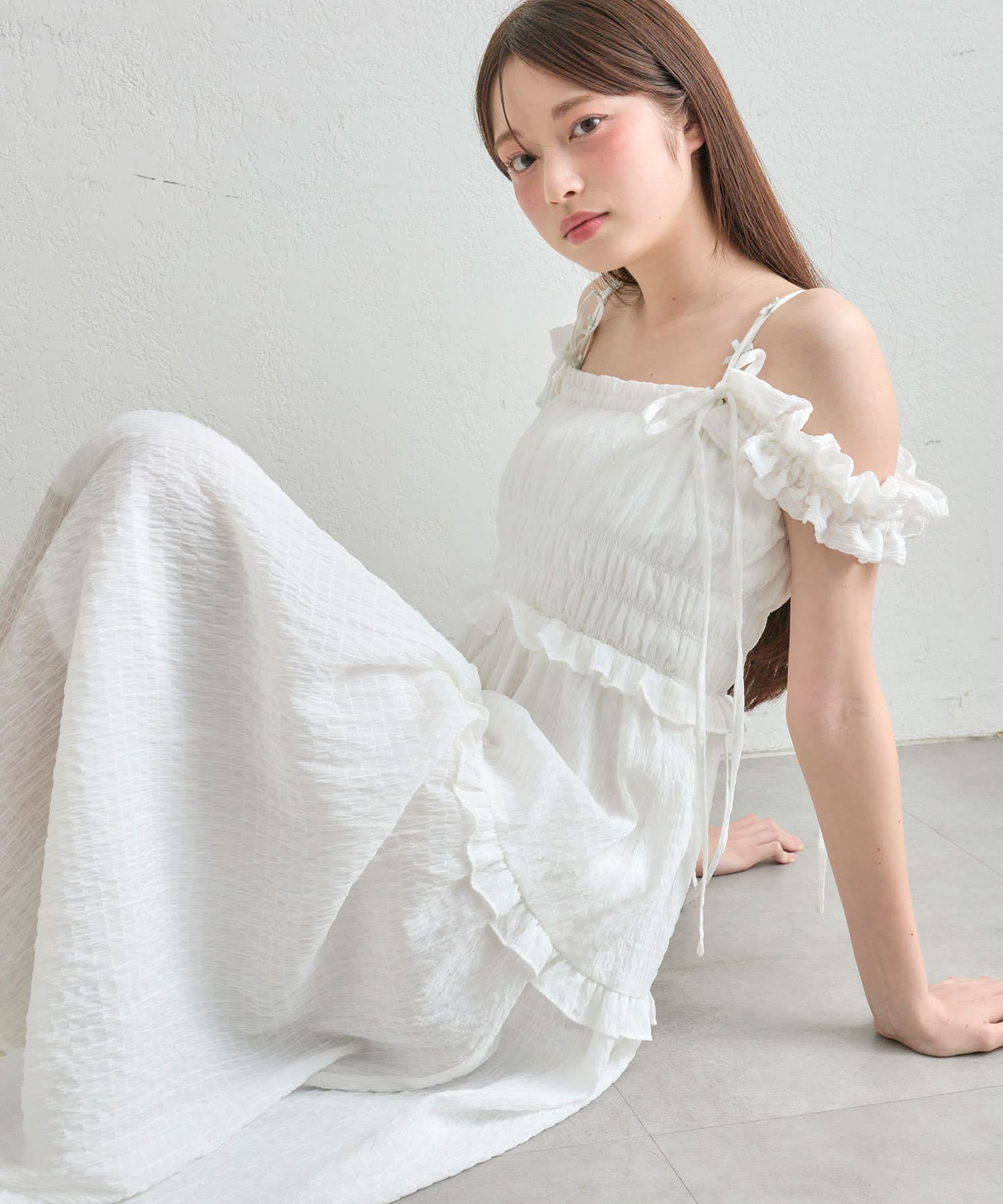 大人かわいい着こなしが叶うキャミワンピース■デザイン・肩紐の大きめなフリルがポイントで顔周りを華やかにしてくれます。・フリルは腕にかかるように落として着たり、取り外しも可能なのでシンプルにも着用してい