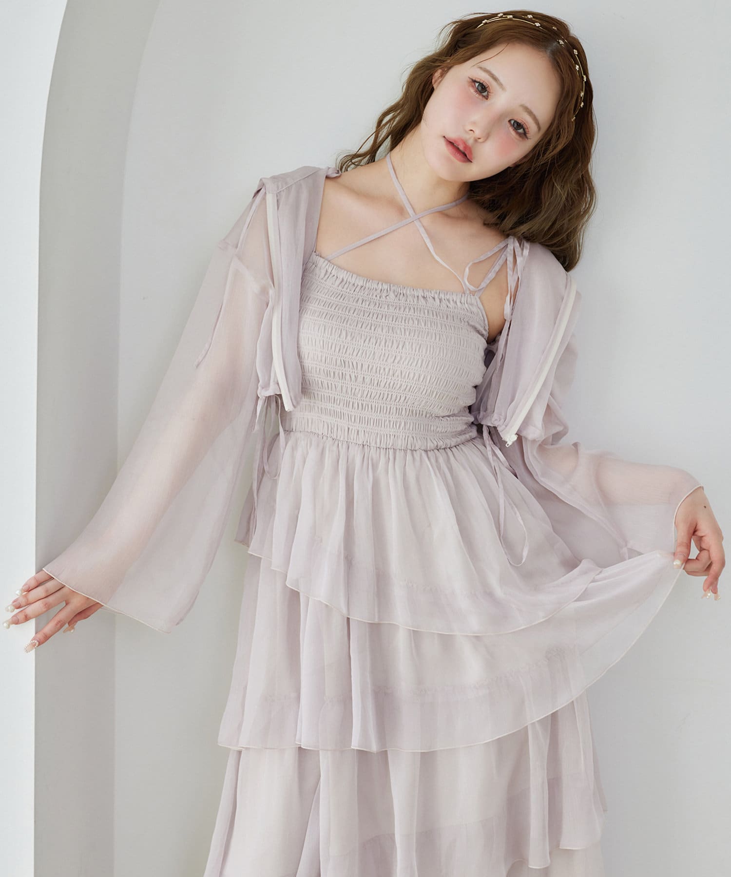 ~NICECLAUP 2025 Summer Collection~着丈が短いデザインで、さらに絞りがあるのでシルエットが調節できスタイルアップ効果も◎。ボリューム袖なので中に着るトップスを選ばずに着