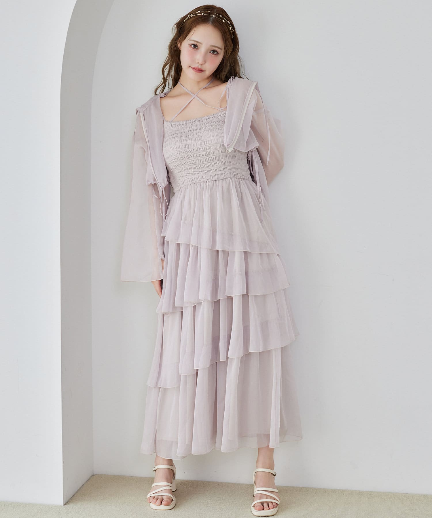 ~NICECLAUP 2025 Summer Collection~繊細なシアー素材が、涼しげで軽やかな印象を与えるロングワンピース。身ごろのシャーリングが、ウエストラインを美しくシェイプし、スタイル