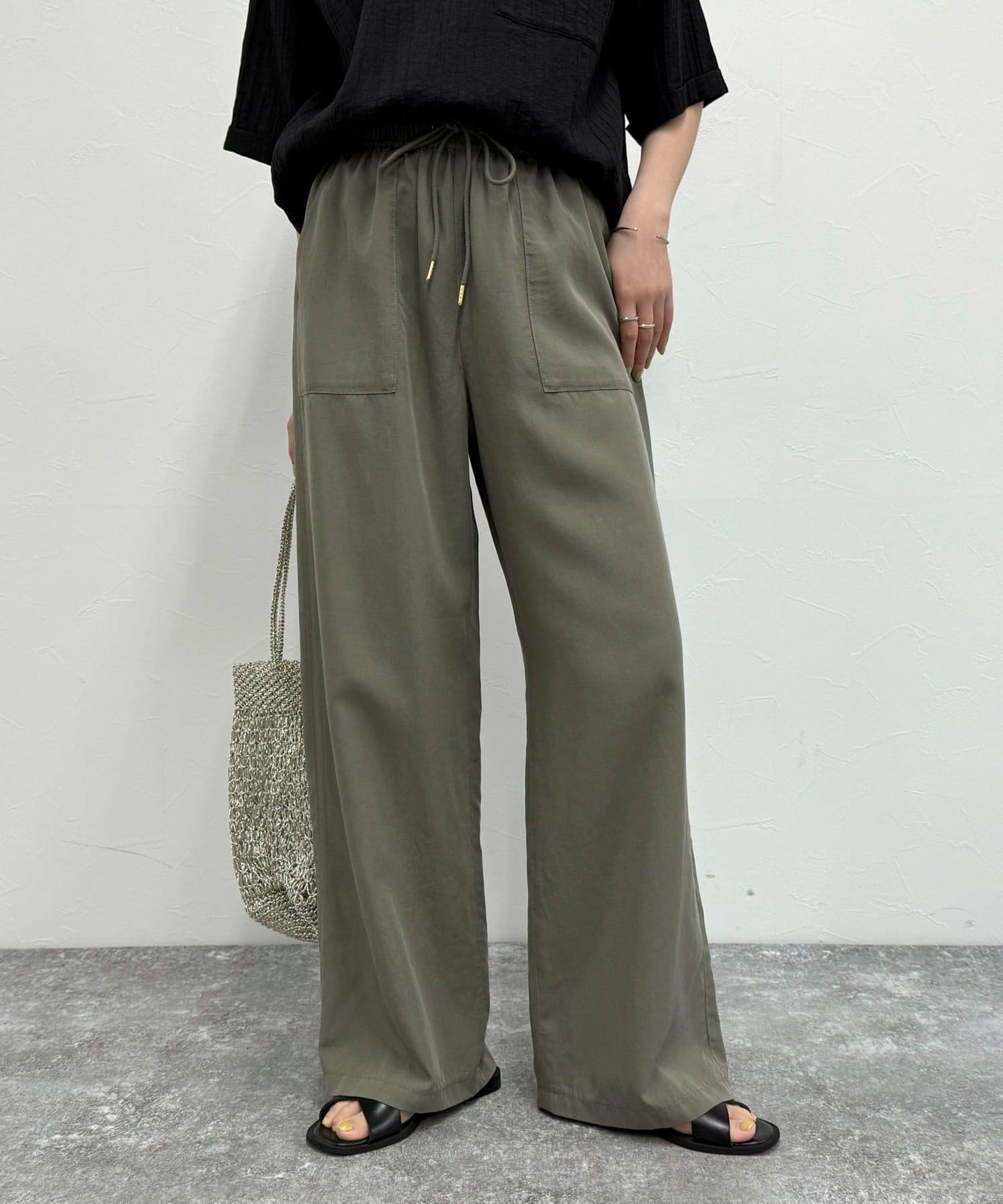 ◇fredy emue◇【2025 SS】落ち感がキレイなシルキーリネンイージーパンツ●point・柔らかな履き心地が魅力的なシルキーリネンブレンド素材のパンツです・大き目の両サイドのポケットがポイン