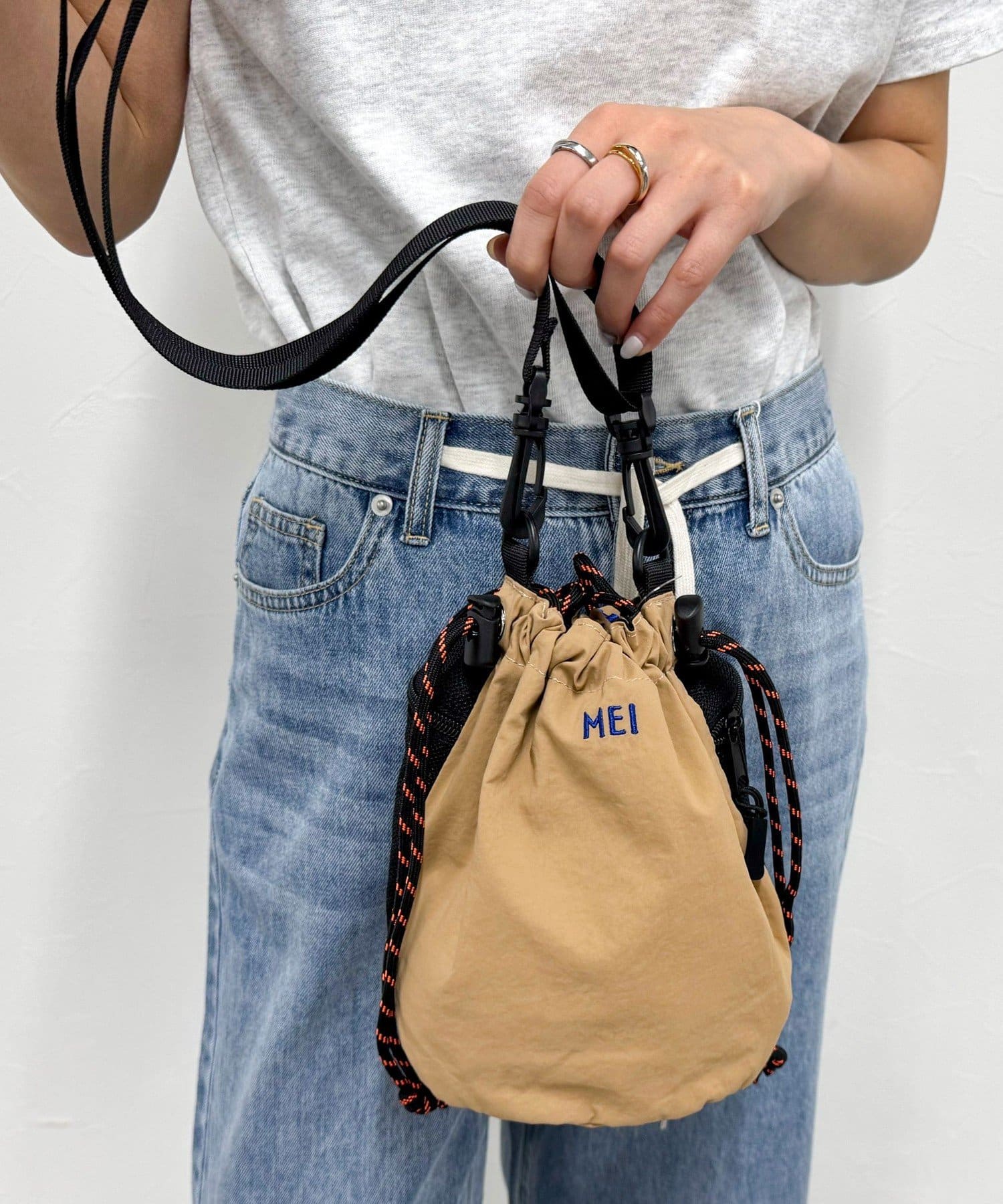 ◇MEI◇【2025 SS】刺繍が映える巾着ショルダー●point・ギュッと絞った巾着型がトレンド感のあるシンプルで使い勝手のよいショルダーバッグです・表は「MEI」のブランドロゴ、裏面には「CALI