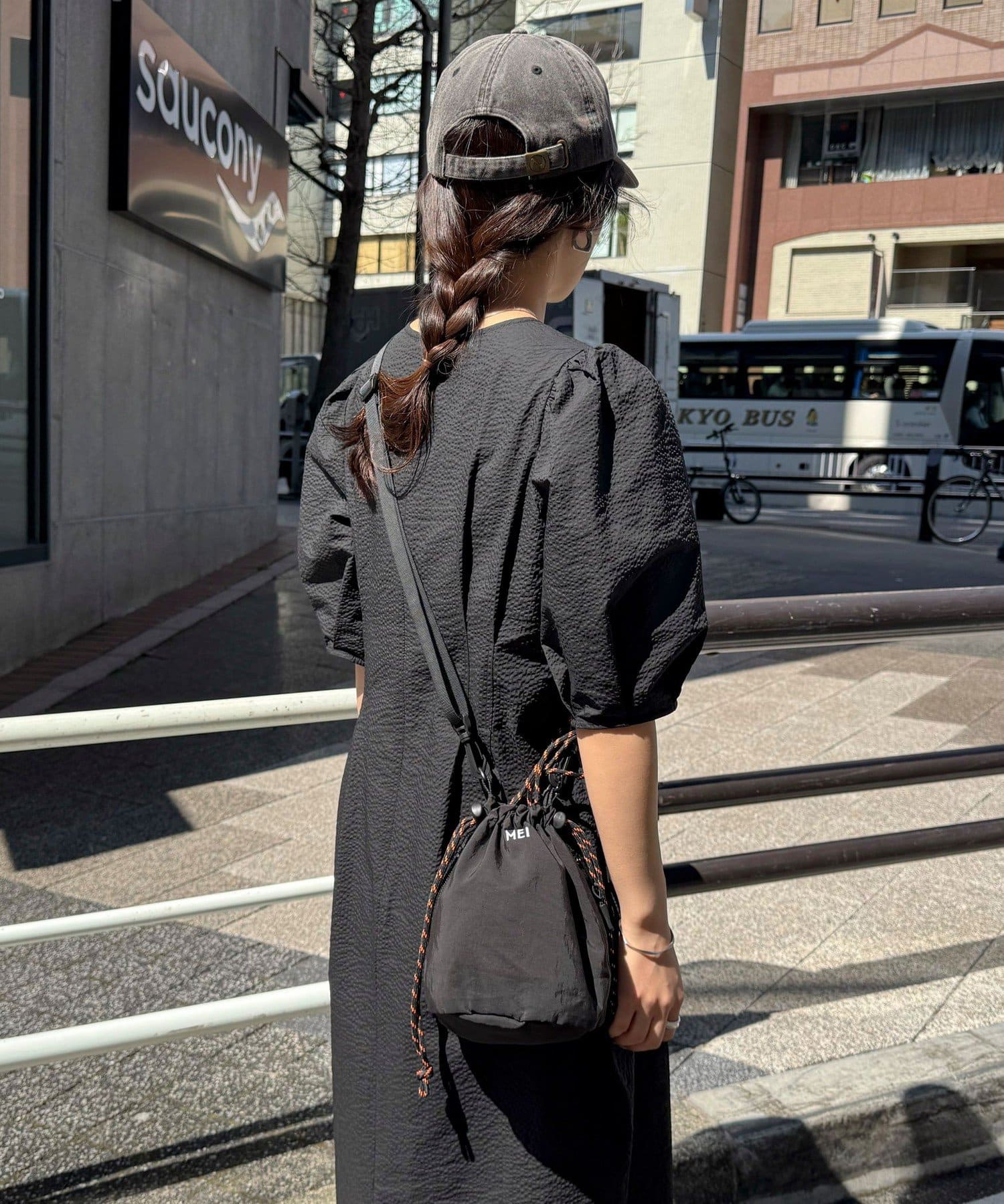 ◇MEI◇【2025 SS】刺繍が映える巾着ショルダー●point・ギュッと絞った巾着型がトレンド感のあるシンプルで使い勝手のよいショルダーバッグです・表は「MEI」のブランドロゴ、裏面には「CALI