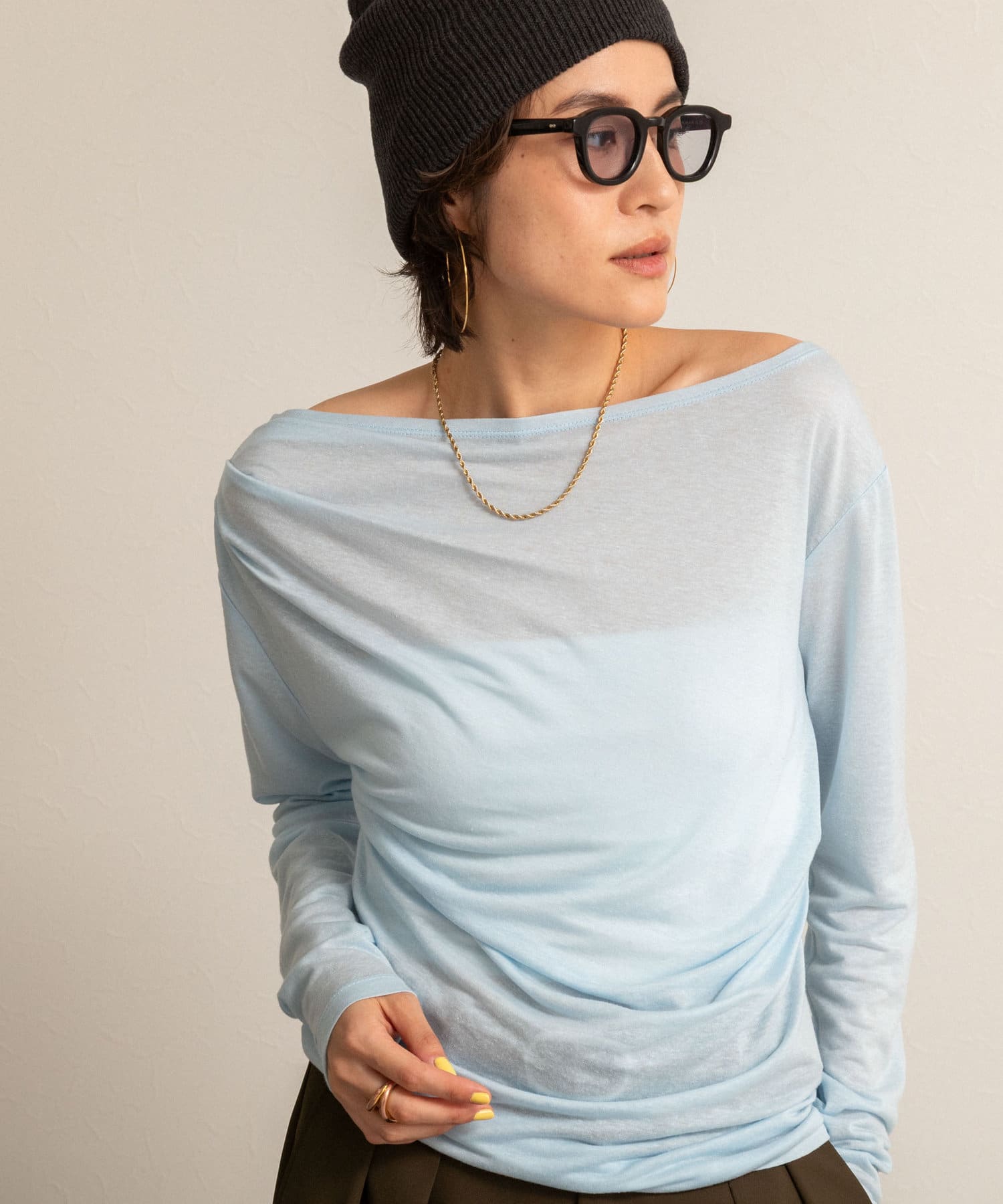 ◇25SS◇MAQWEL【WEB限定】◆Point・ドレープ感のあるデザインが美しいカットソー・右肩と左ウエストにタックを入れることで、1枚でシンプルに着たときにも軽やかで動きのあるこなれた印象に・デ
