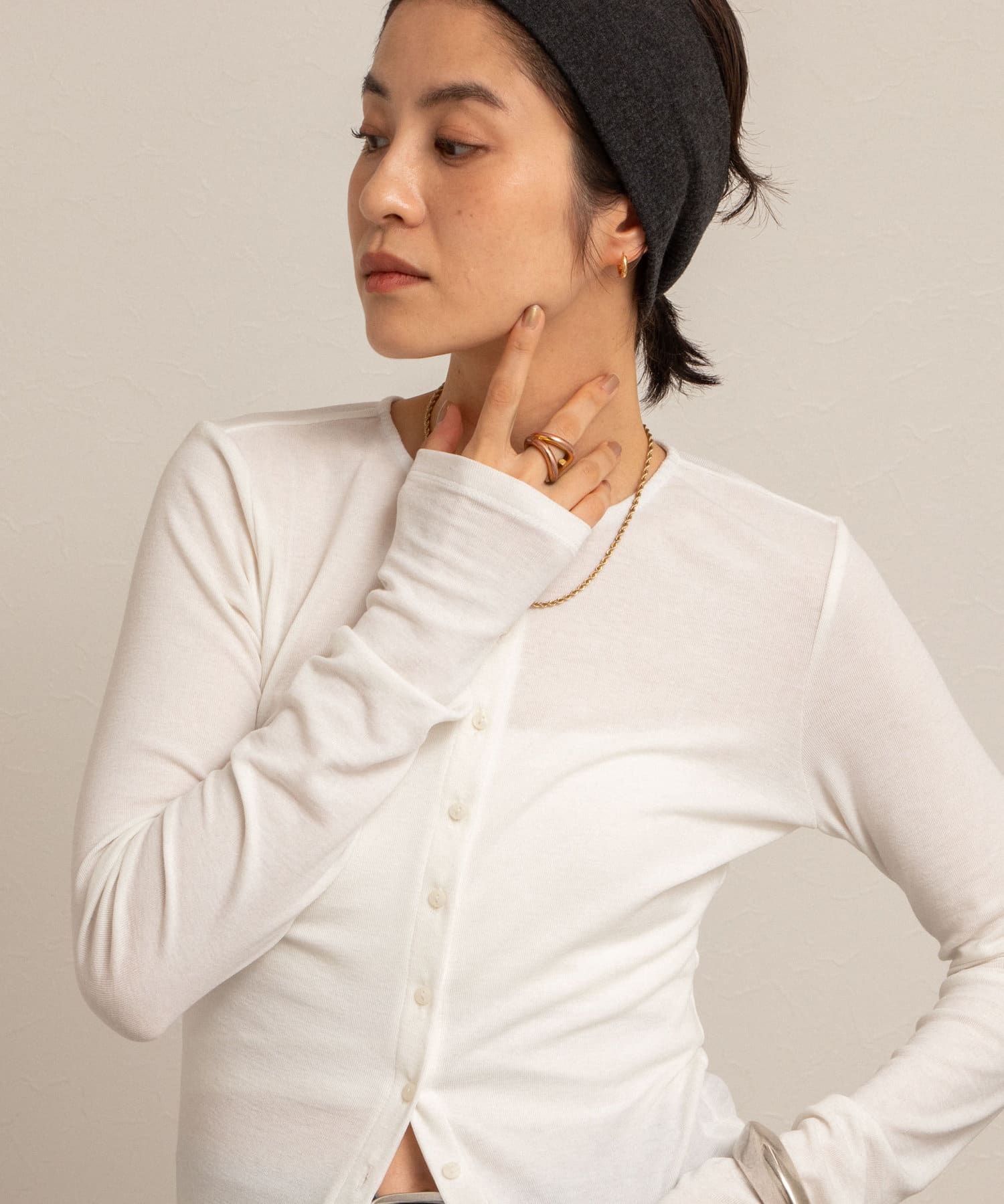 ◇25SS◇MAQWEL【WEB限定】◆Point・ベーシックなクルーネックのカーディガンに、多めにつけたフロントボタンがポイント・柔らかい伸びのリブ素材で、快適な着心地・前を開けて羽織としても、ボタ