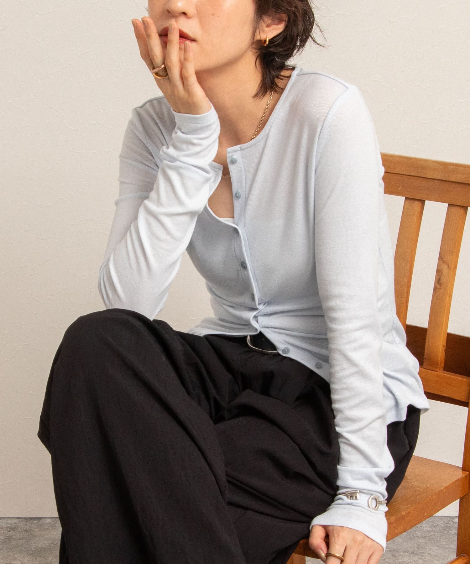 ◇25SS◇MAQWEL【WEB限定】◆Point・ベーシックなクルーネックのカーディガンに、多めにつけたフロントボタンがポイント・柔らかい伸びのリブ素材で、快適な着心地・前を開けて羽織としても、ボタ