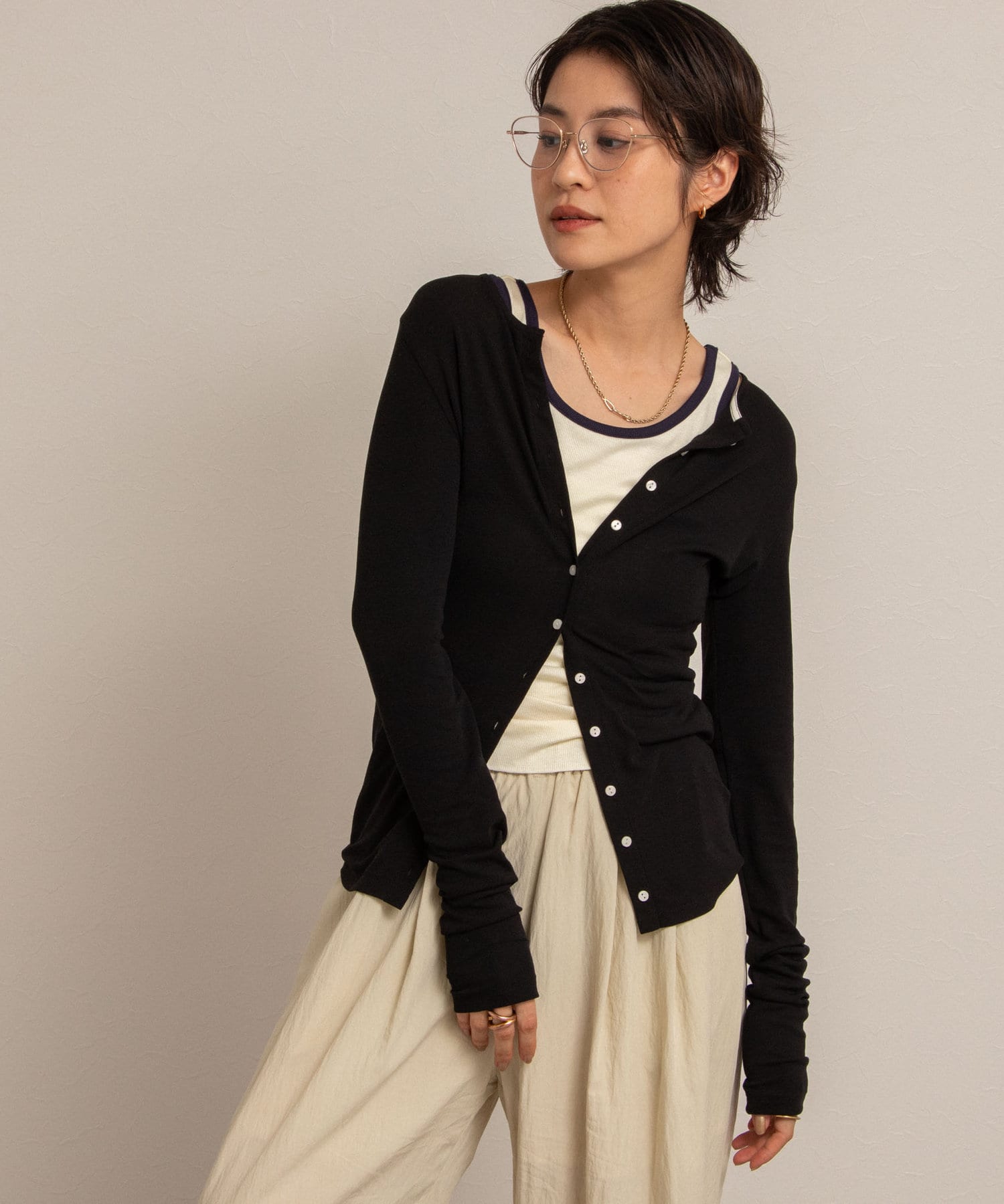 ◇25SS◇MAQWEL【WEB限定】◆Point・ベーシックなクルーネックのカーディガンに、多めにつけたフロントボタンがポイント・柔らかい伸びのリブ素材で、快適な着心地・前を開けて羽織としても、ボタ