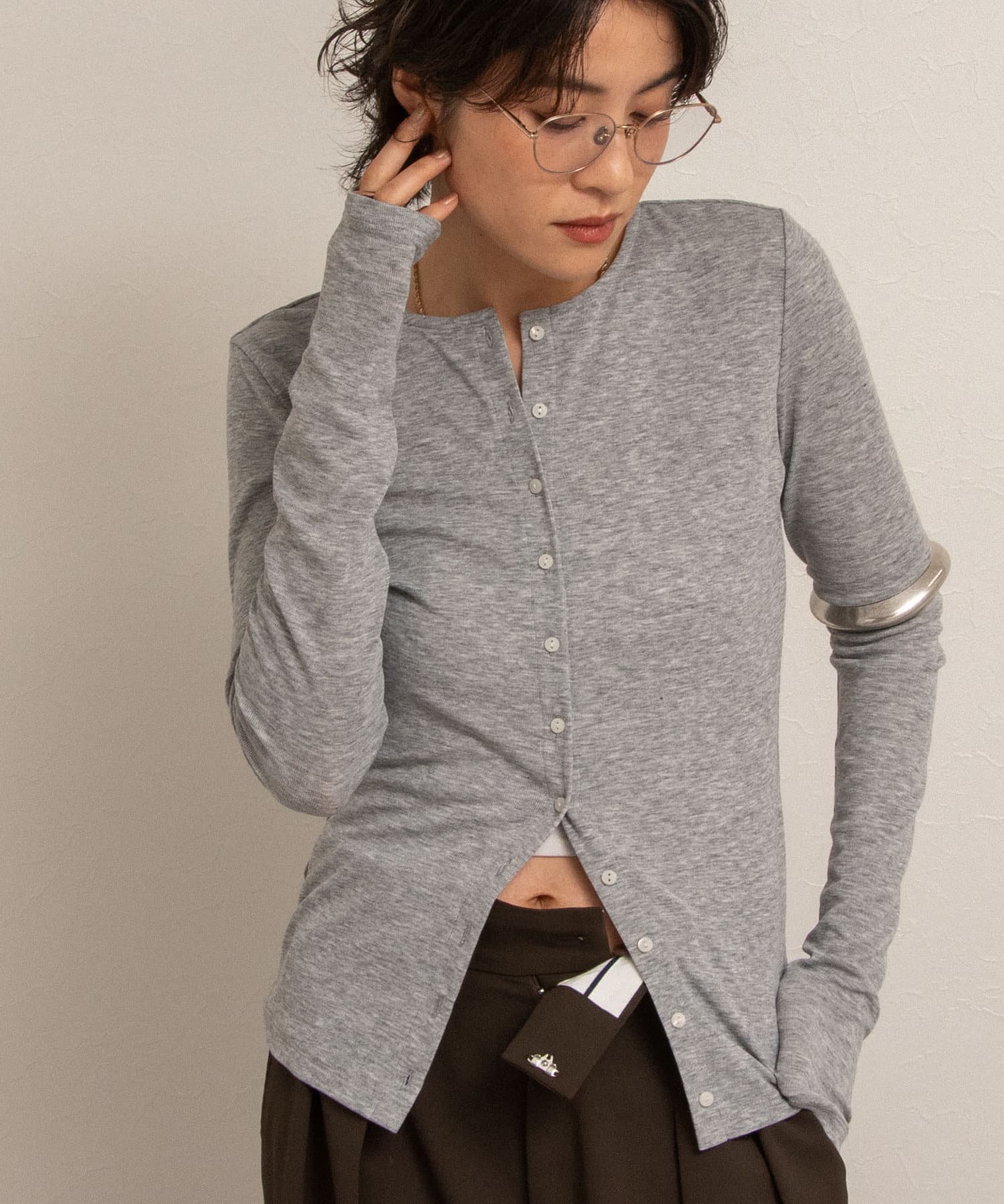 ◇25SS◇MAQWEL【WEB限定】◆Point・ベーシックなクルーネックのカーディガンに、多めにつけたフロントボタンがポイント・柔らかい伸びのリブ素材で、快適な着心地・前を開けて羽織としても、ボタ