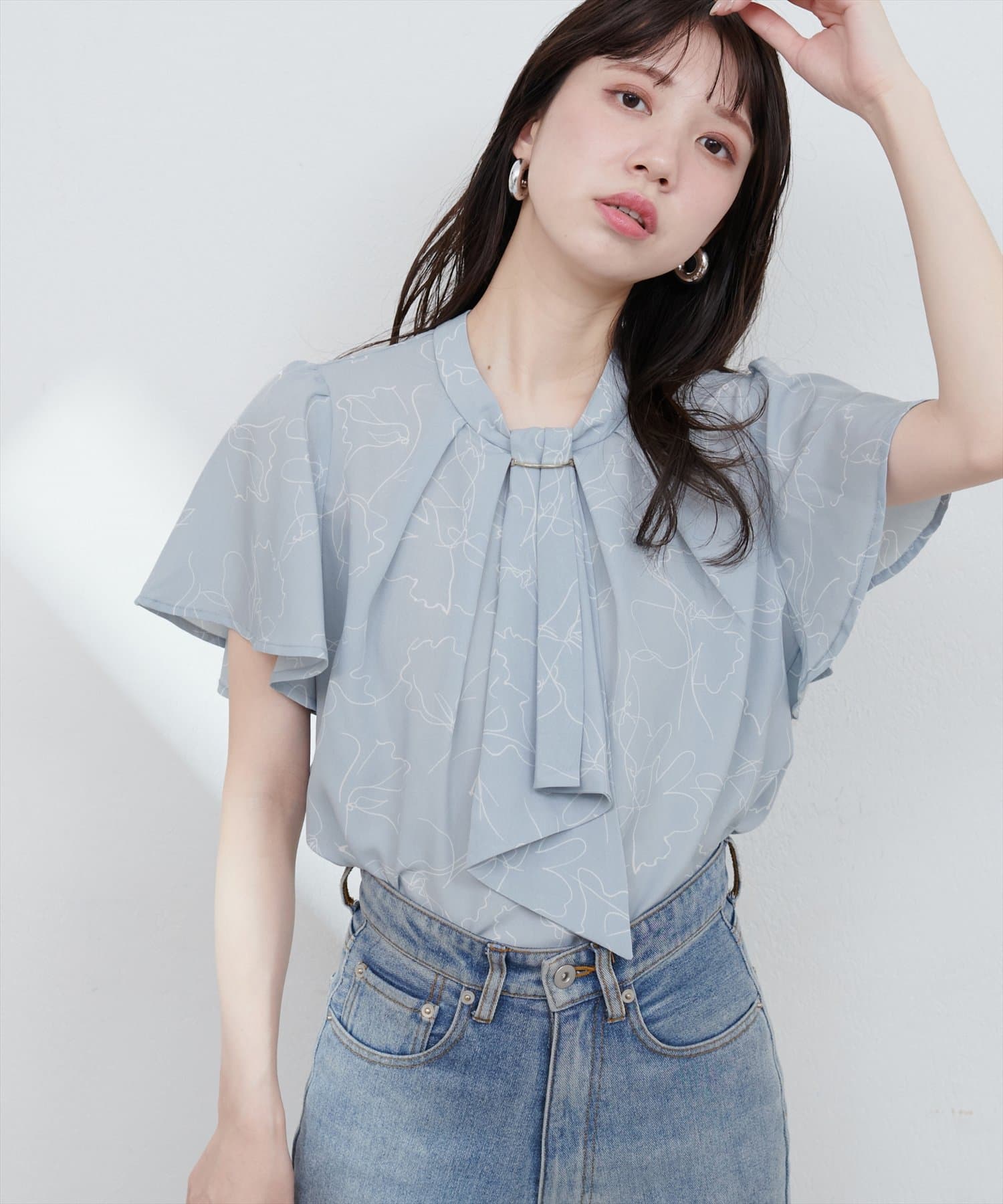 【2025SS natural couture】ゴールドバー付きボウタイブラウス■Design　ボウタイディティールにゴールドのアクセントを加えた、1枚で華やかさのあるプルオーバーブラウス。落ち感のあ