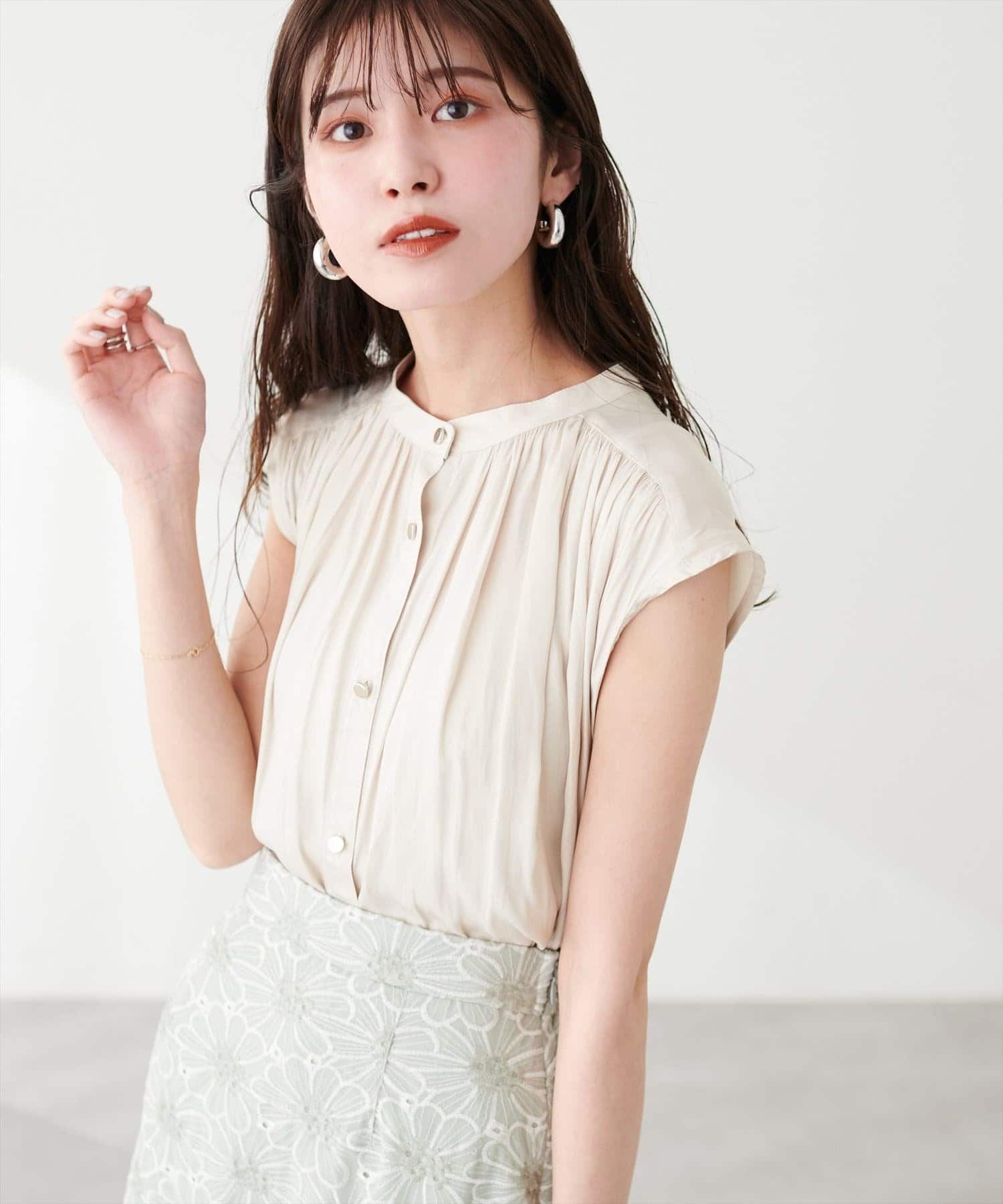とろみサテンノースリーブギャザーブラウス | natural couture