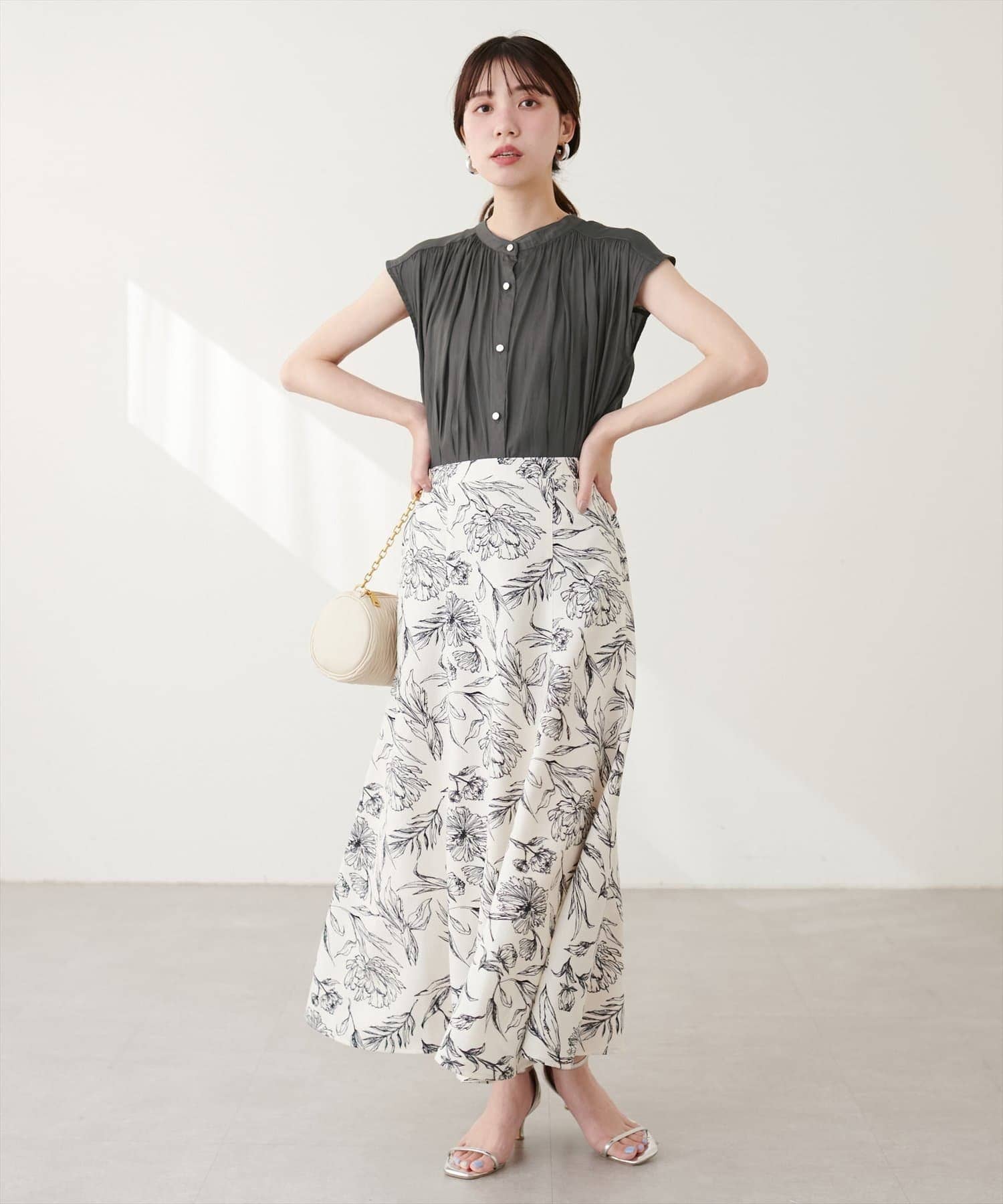 natural couture(ナチュラルクチュール) とろみサテンノースリーブギャザーブラウス