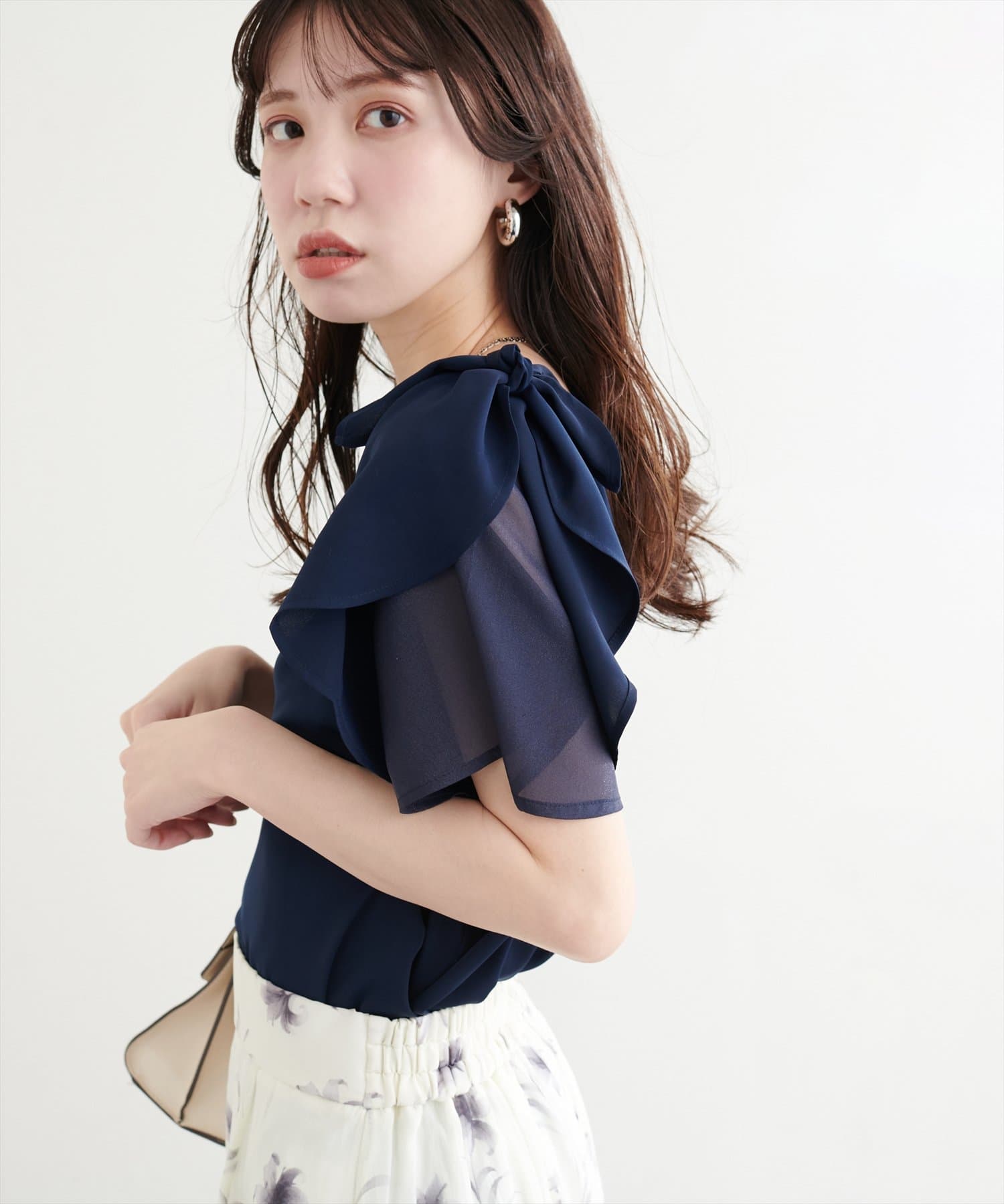 natural couture(ナチュラルクチュール) 肩リボンラッフルフレア袖ブラウス