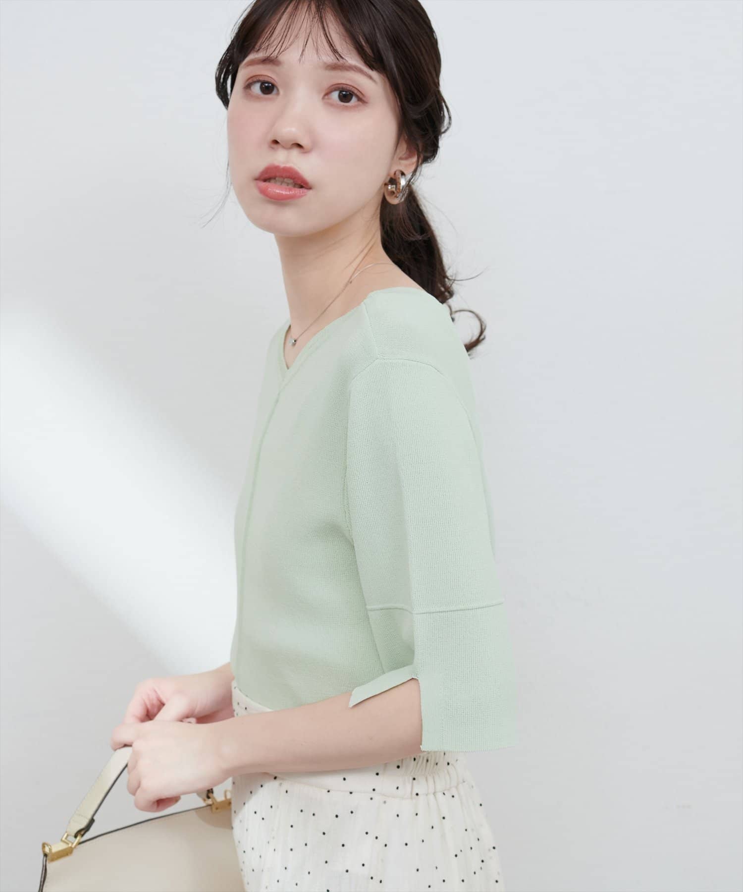 【2025SS natural couture】前後2WAYピンタック切替袖シンプルニット■Designシンプルでどんなボトムスにも合わせやすいニットトップス。前後2WAYでクルーネックでもVネックで