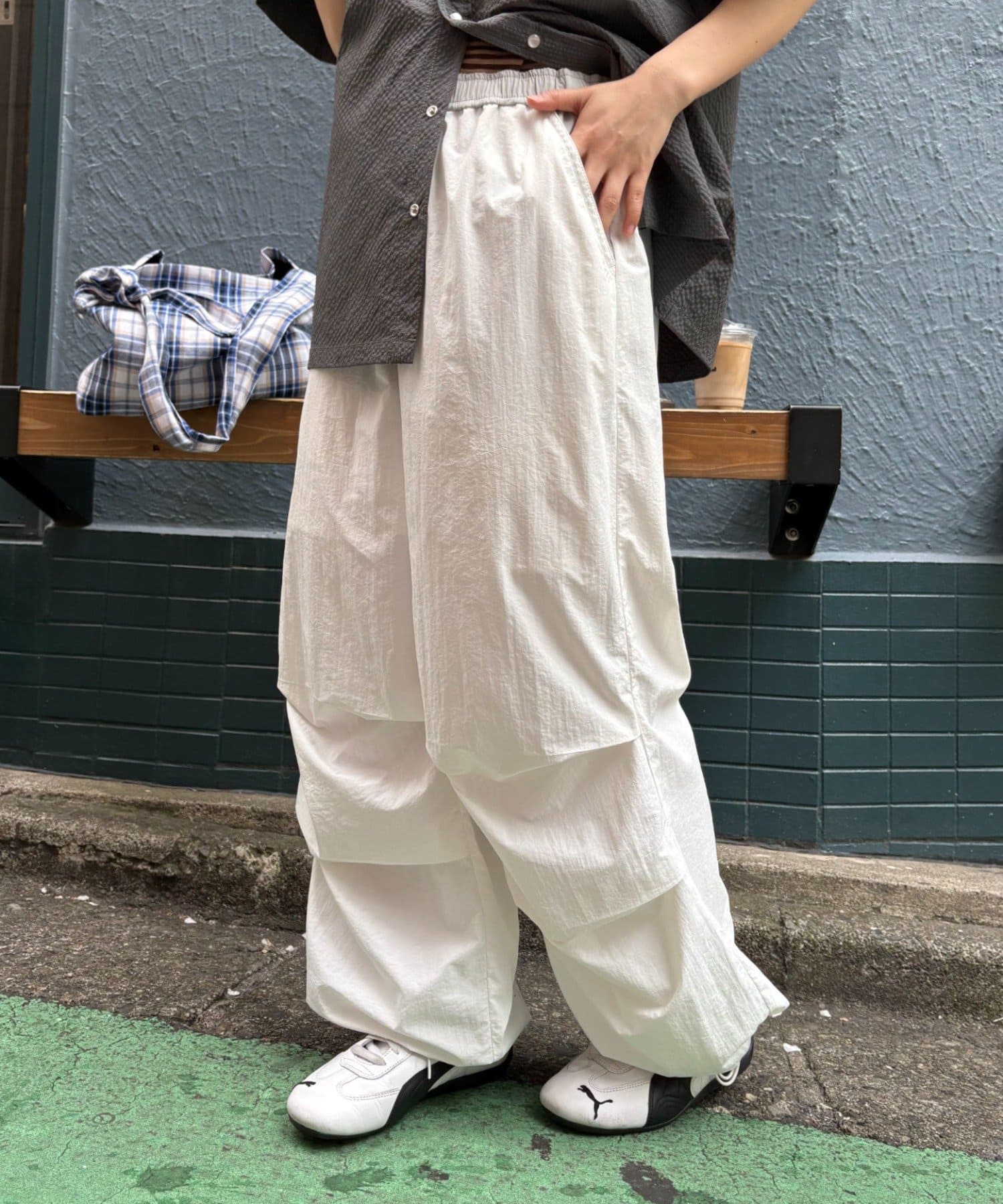 膝部分のタックと配色デザインが魅力まわりと差がつく"主役級パンツ"■デザインボリューム感のあるワイドなシルエットがトレンドライクな印象に。膝下部分のタックが、コーデのアクセントにぴ