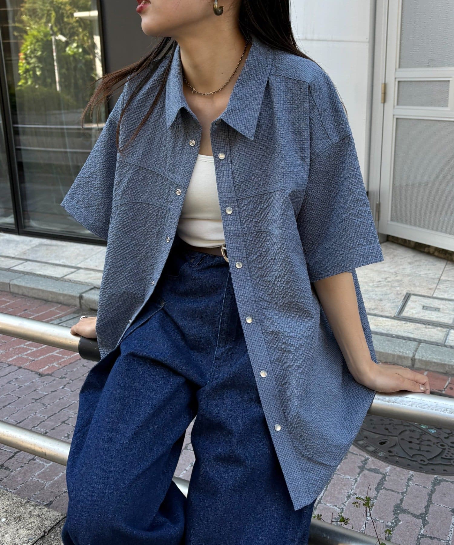 ぽこぽこ素材がかわいい☆汗ばむ季節も快適！トレンド半袖シャツ■デザインオーバーサイズでトレンドっぽさをプラスしてくれる1枚。ぽこぽことした立体感ある素材で、さらっと快適に着用できます！シンプルデザイン