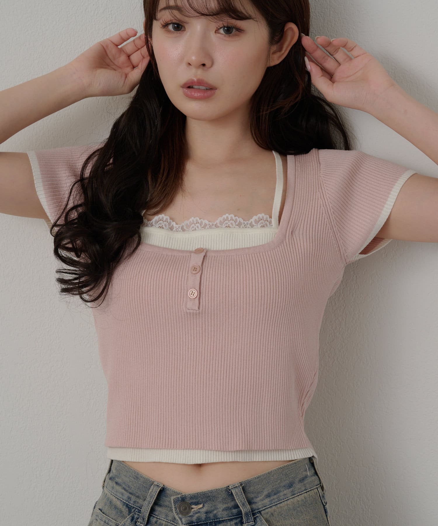 1枚で簡単にレイヤードスタイルが叶う◎ー 商品コメント ー・レースキャミが付いた1枚で決まるレイヤードニットトップス。・ストレッチの効いた素材でストレスフリーな着心地。※レースキャミは取り外し不可。【