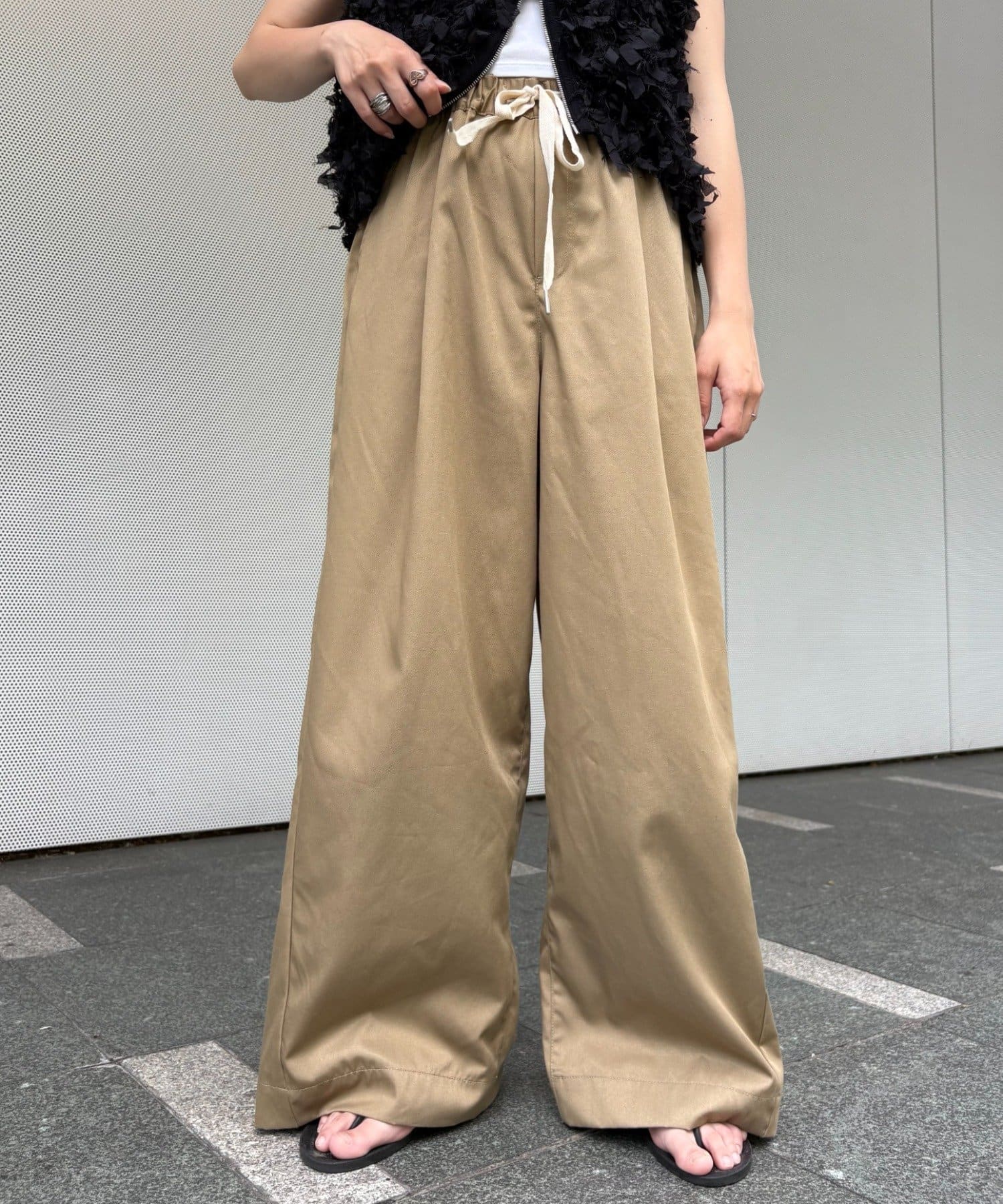 履くだけで脚長に見える☆汗ばむ季節も快適な楽ちんパンツAWにぴったりのキレイ見えチノ素材とスラックス素材が仲間入りしました。■デザインウエストはゴム仕様＆ひも付きなので、楽ちんなのも嬉しいポイント◎ワ