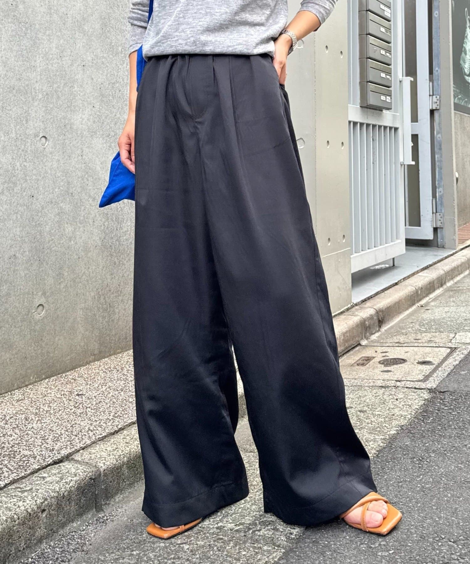 履くだけで脚長に見える☆汗ばむ季節も快適な楽ちんパンツAWにぴったりのキレイ見えチノ素材とスラックス素材が仲間入りしました。■デザインウエストはゴム仕様＆ひも付きなので、楽ちんなのも嬉しいポイント◎ワ