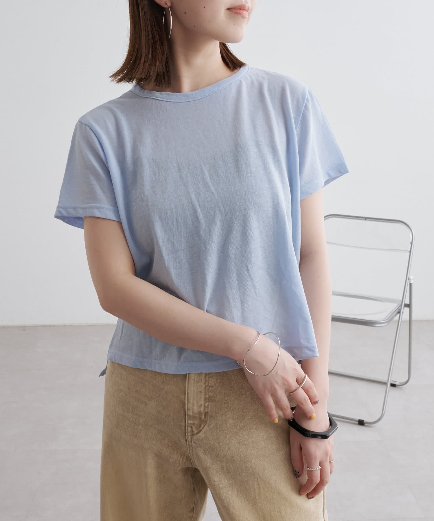 涼しげな印象で春夏大活躍！着回し力抜群のシャイニーTシャツ・程よい透け感で、シンプルでありながらもお洒落見えが叶うTシャツ。・ラフな抜け感をプラスする、シアー素材がポイントになります。・4色展開の豊富