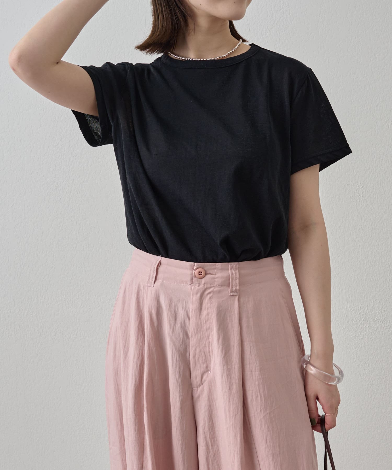 涼しげな印象で春夏大活躍！着回し力抜群のシャイニーTシャツ・程よい透け感で、シンプルでありながらもお洒落見えが叶うTシャツ。・ラフな抜け感をプラスする、シアー素材がポイントになります。・4色展開の豊富