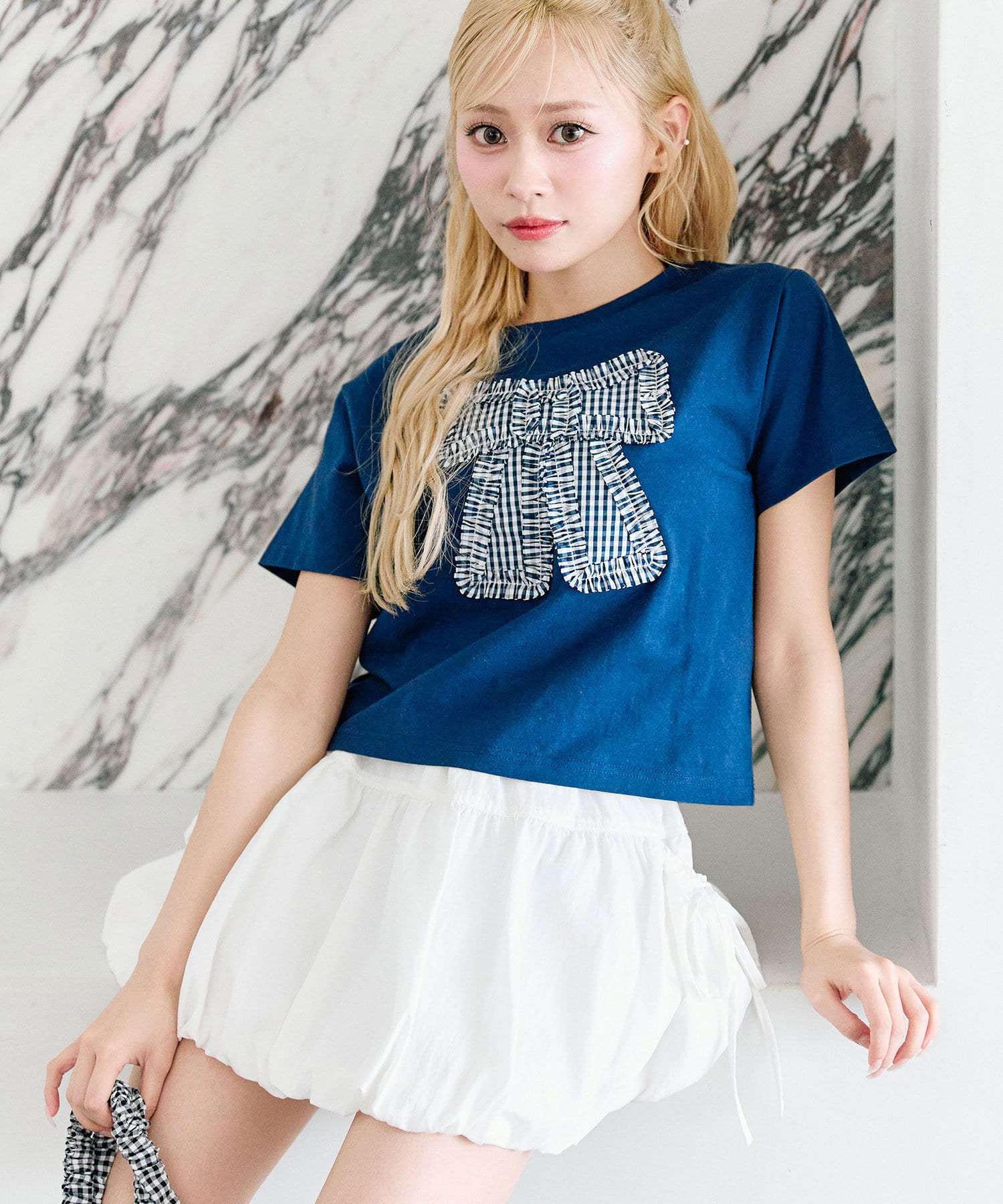 存在感抜群な大きなリボンが目を惹くTシャツ■デザイン・胸元に施された立体的なリボンがポイントのガーリーTシャツ。・リボンはオフが赤ギンガム、サックスがレース、ねびーがネイビーギンガムです。・コンパクト
