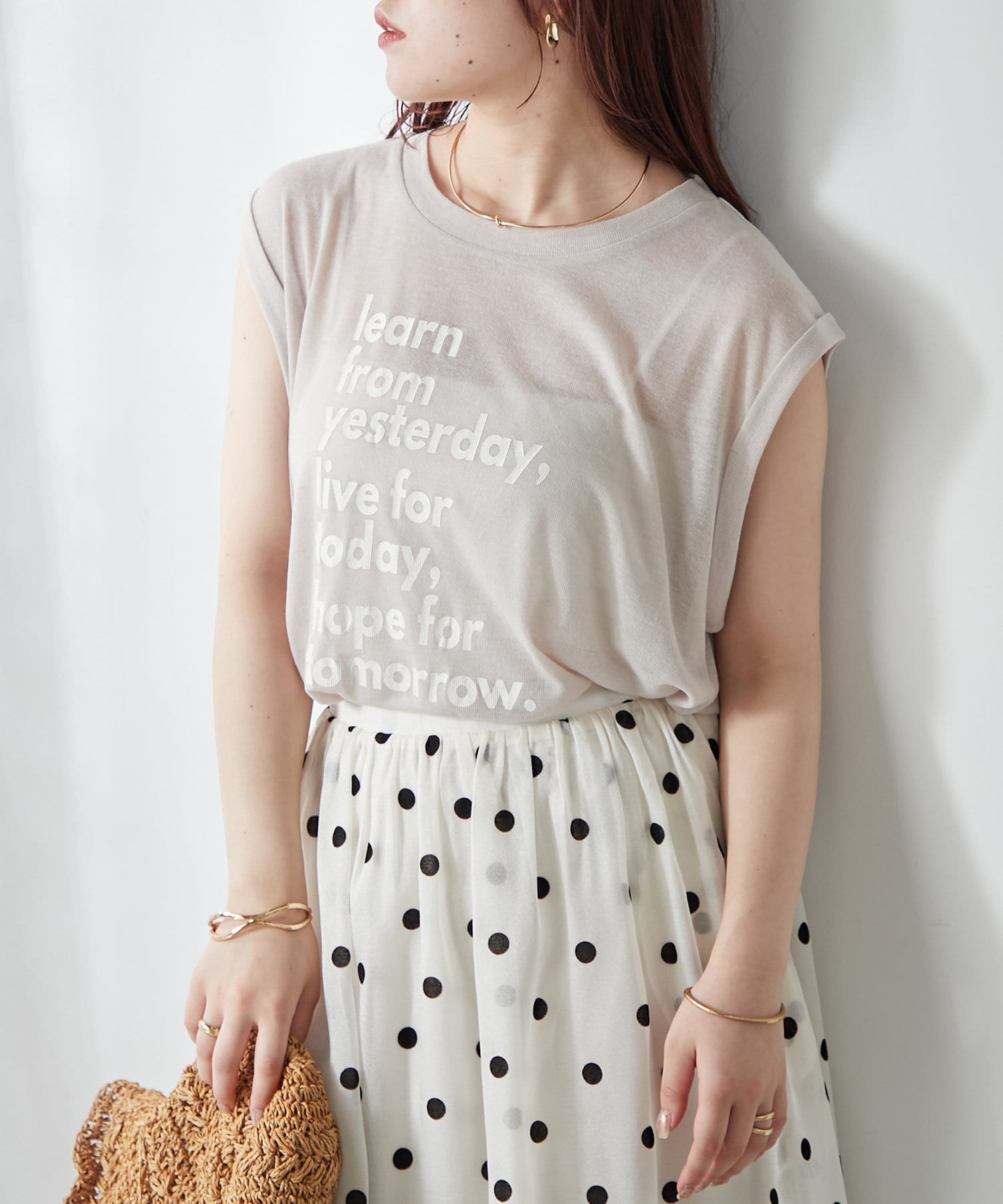 ■Design・肌さわりの良いなめらかなレーヨン素材とほどよい透け感でオトナなカットソーに仕上がりました・ベーシックで着やすいオフ、ベージュと一枚で着映えするラベンダーの3色展開■Styling・OT