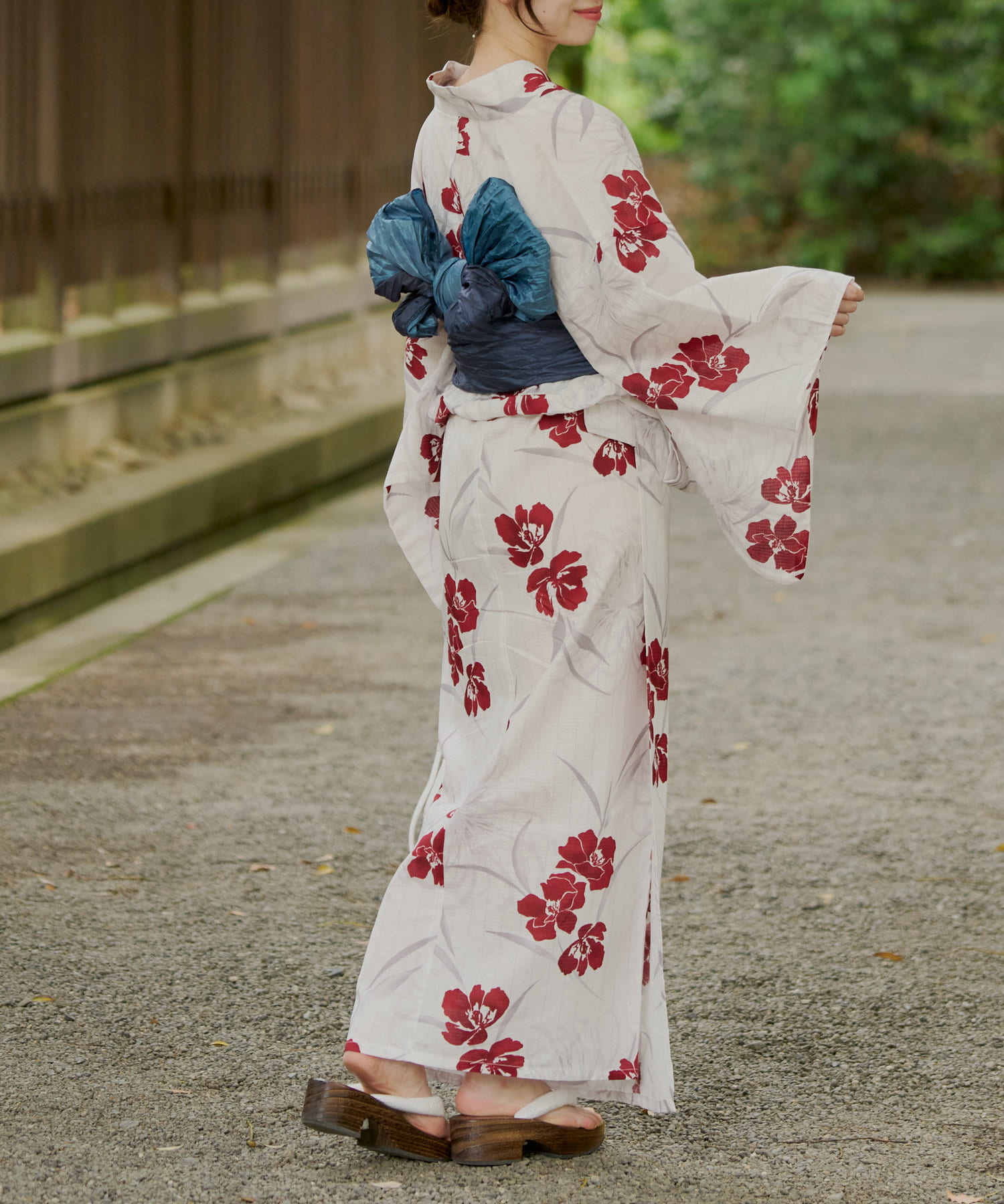 Chico 浴衣 COLLECTION 2025古風な柄で和を楽しむChicoの浴衣。Chicoから今年も浴衣が登場！※浴衣と帯は別売りです▶商品ポイント・白地に鮮やかな紅色のアヤメ柄デザインは、甘す